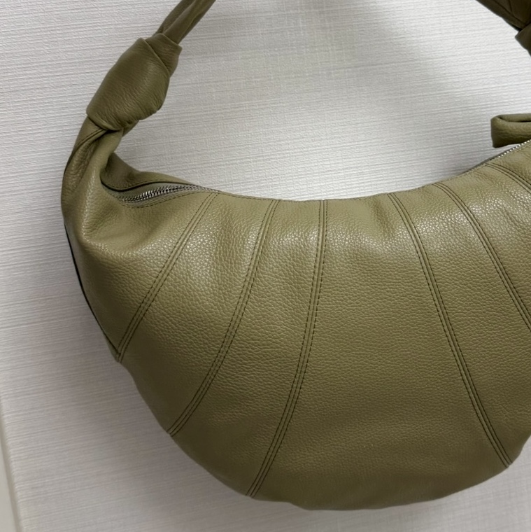 Lemaire Fortune Croissant Bag Soft Grained Leather Dusty Khaki, Lemaire Fortune Croissant Bag Soft Nappa Leather Black 착용 스타일 - 5