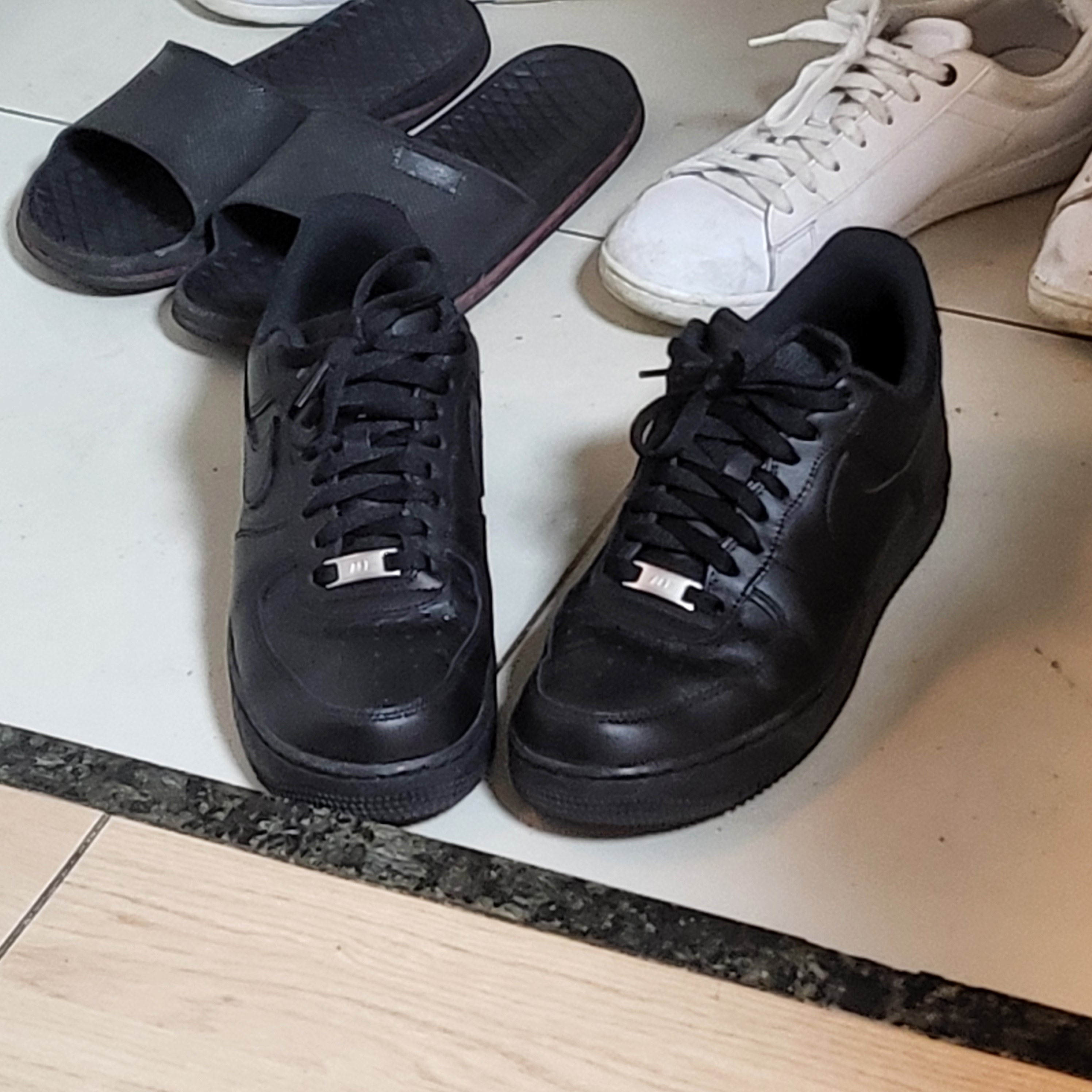 Nike Air Force 1 '07 Low Triple Black 착용 스타일