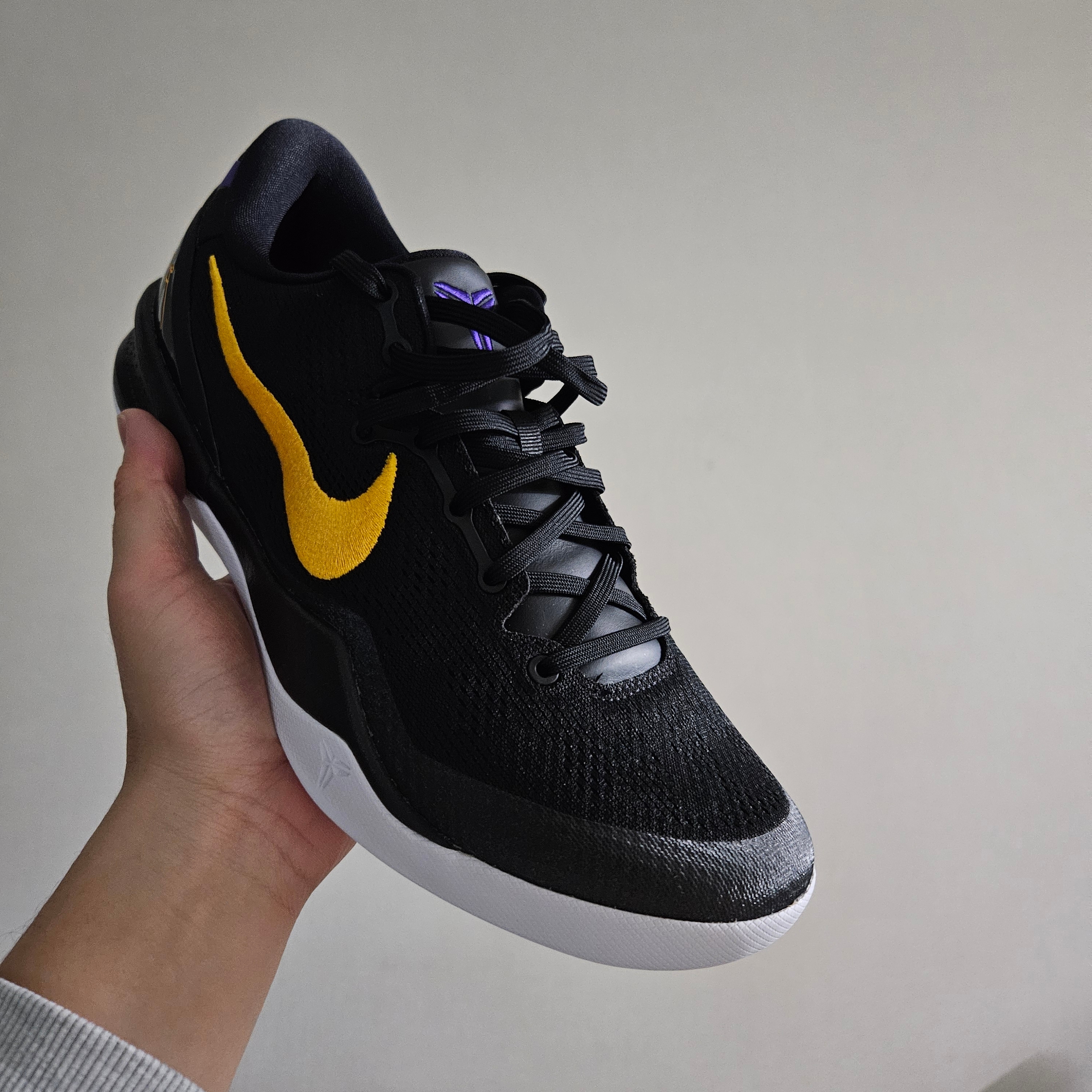 Nike Kobe 8 Protro Black and University Gold 착용 스타일
