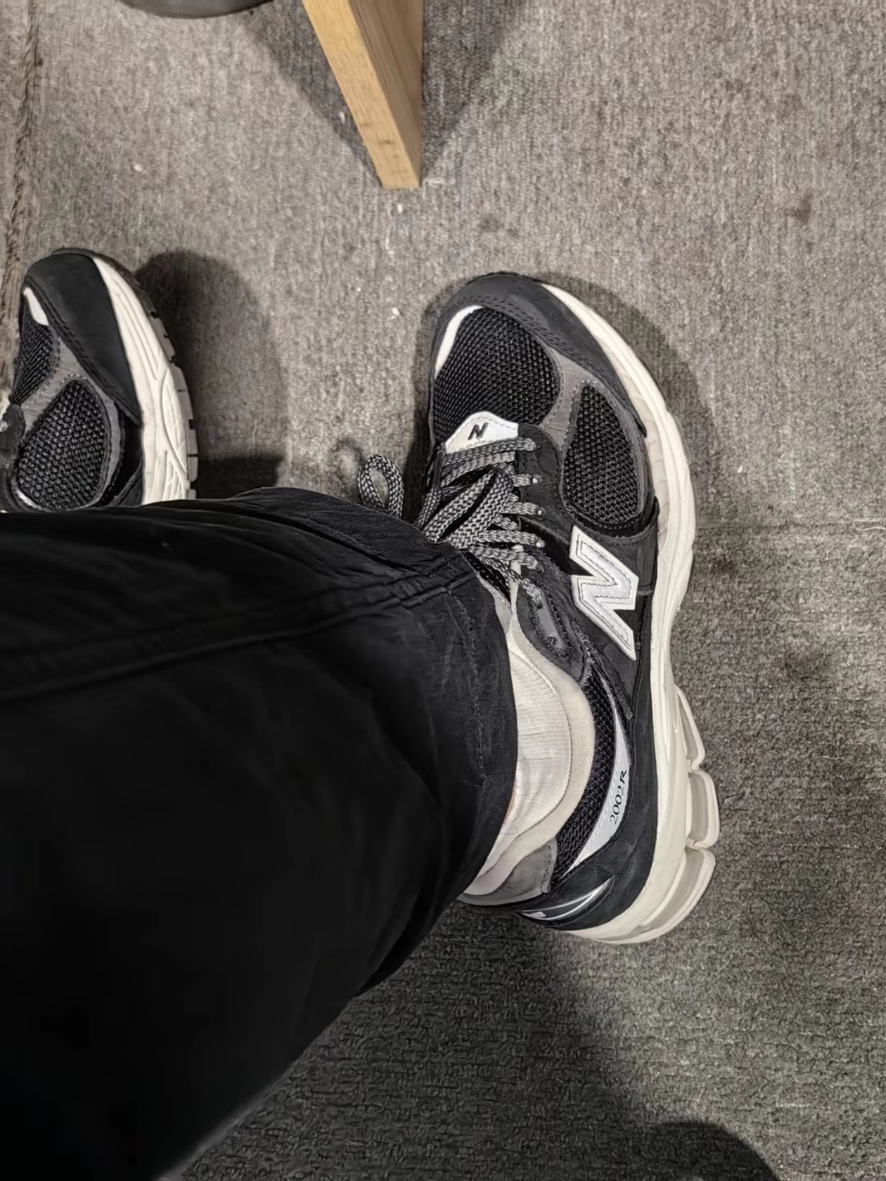 New Balance 2002R Premium Vintage Black 착용 스타일
