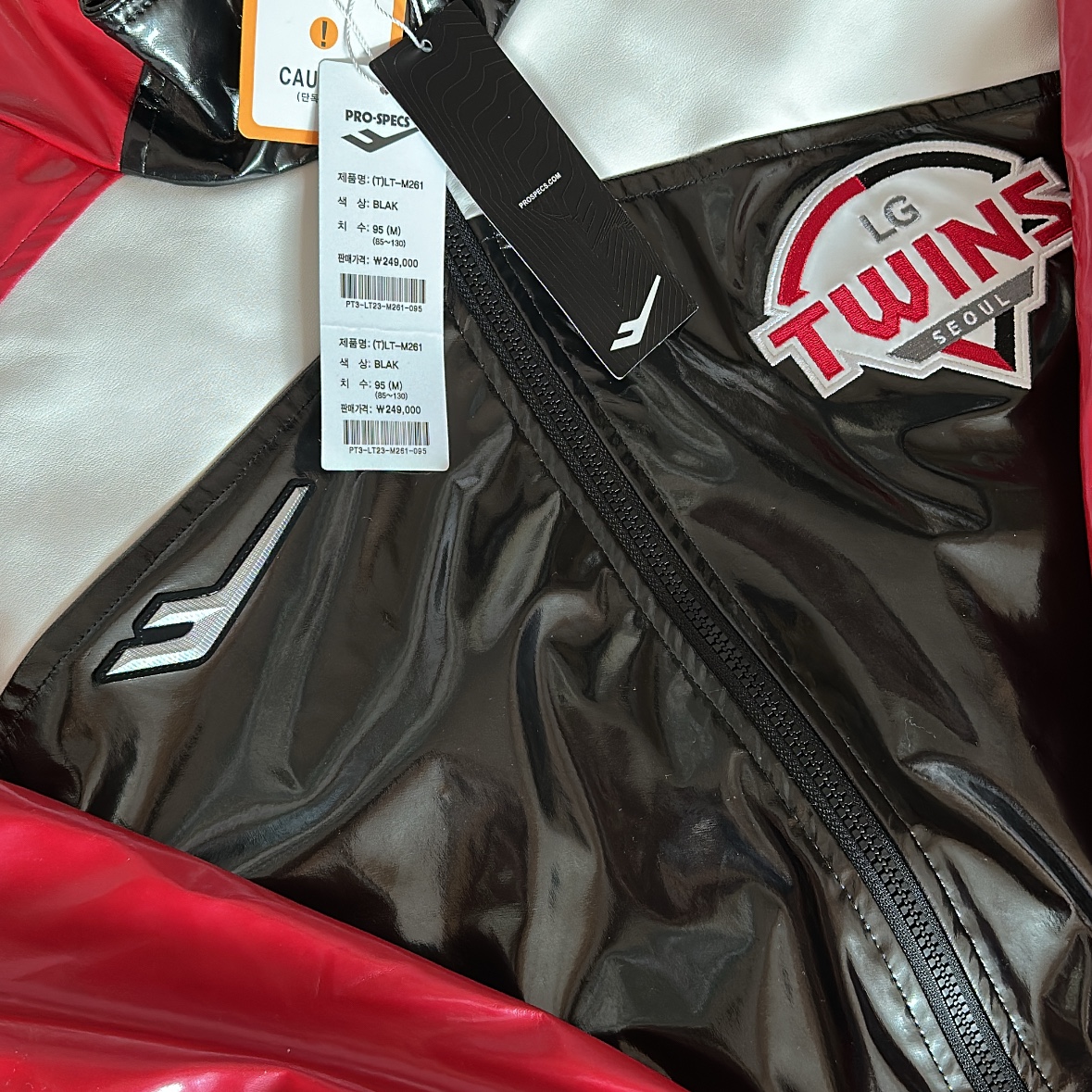 LG Twins x Prospecs 2023 Authentic Glossy Jumper Black 착용 스타일