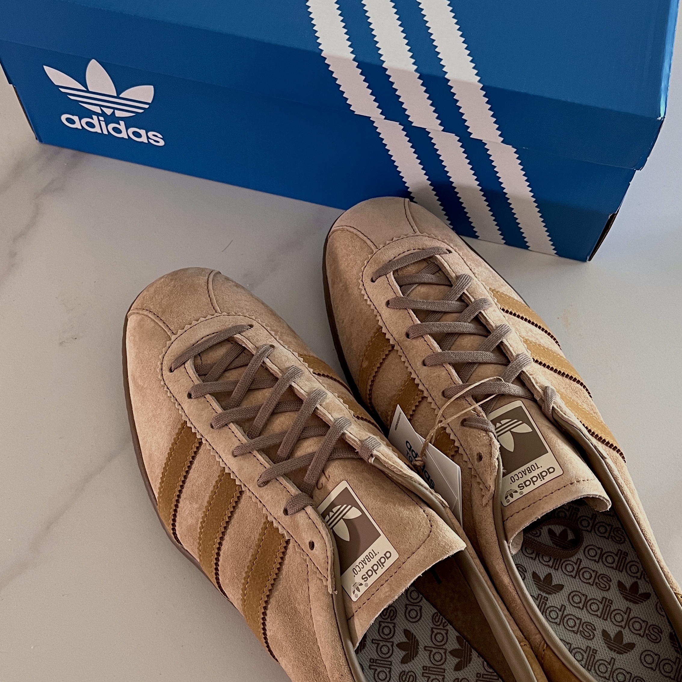 Adidas Tobacco Pantone Mesa 착용 스타일 - 1