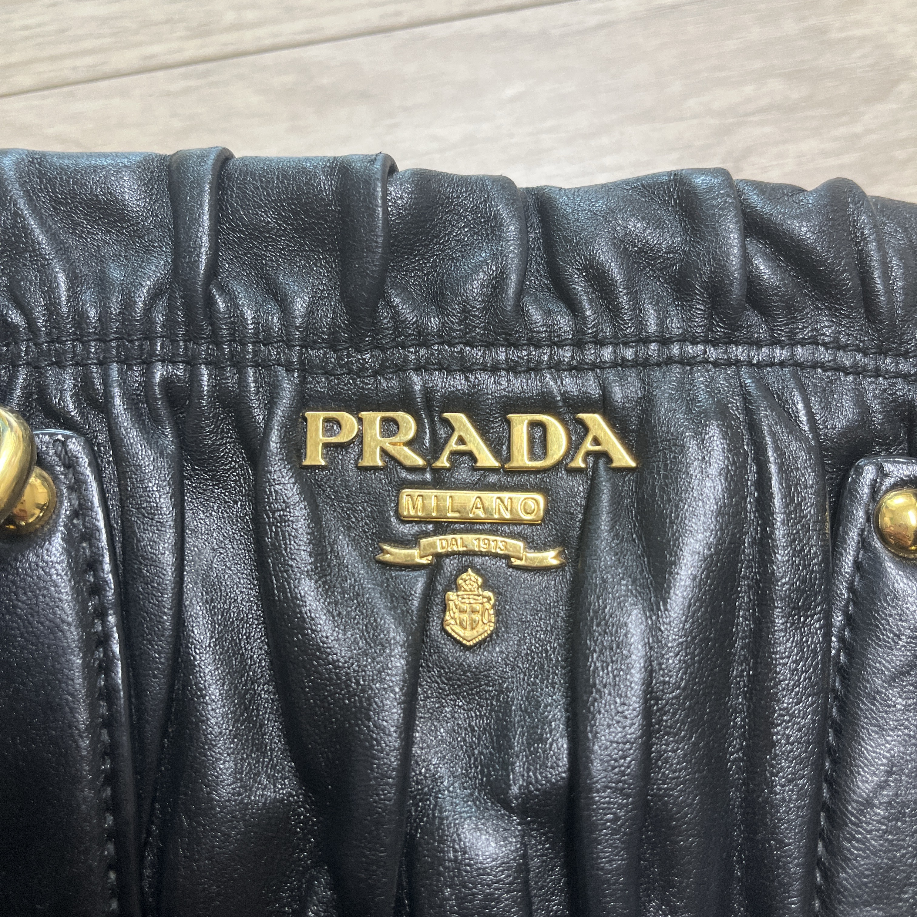 Prada Nappa Gaufre Calf Leather Tote Bag Black 착용 스타일 - 7