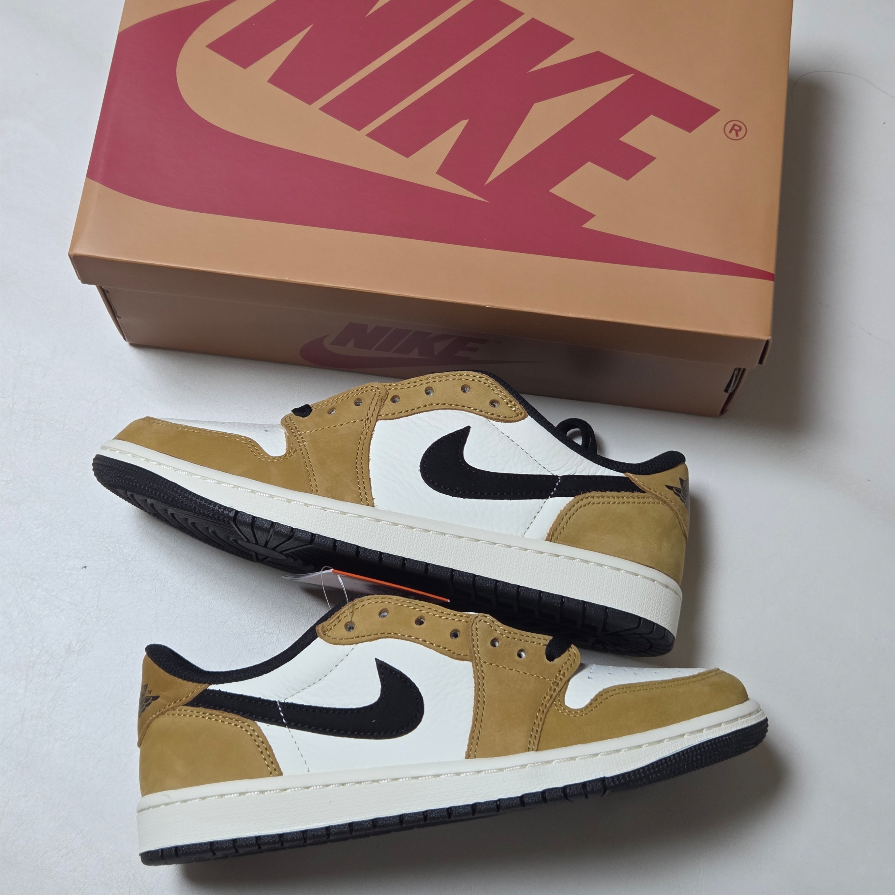 Jordan 1 Low OG Sail and Golden Harvest 착용 스타일 - 5