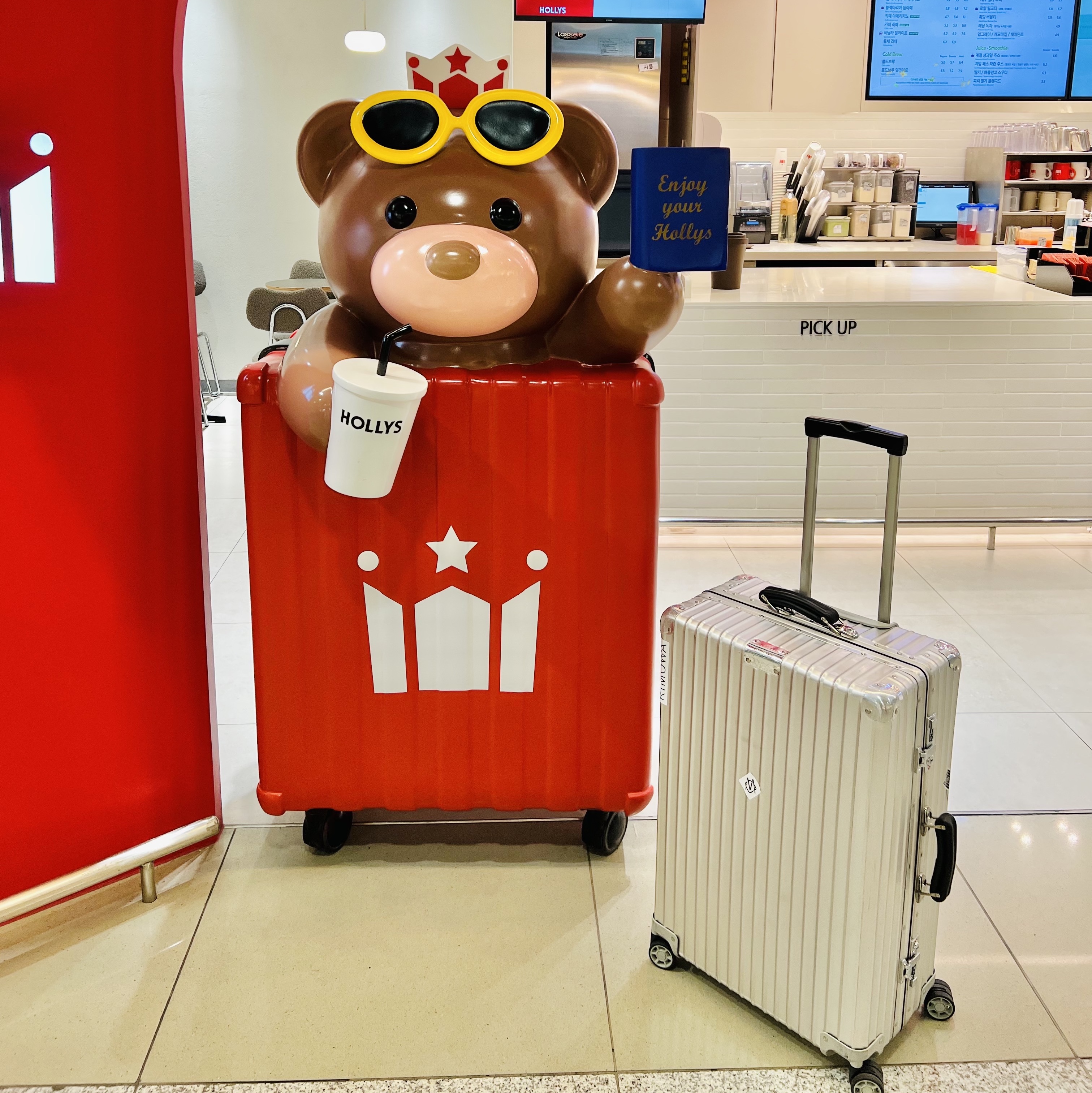 Rimowa Classic Check-In M Aluminum Silver 착용 스타일