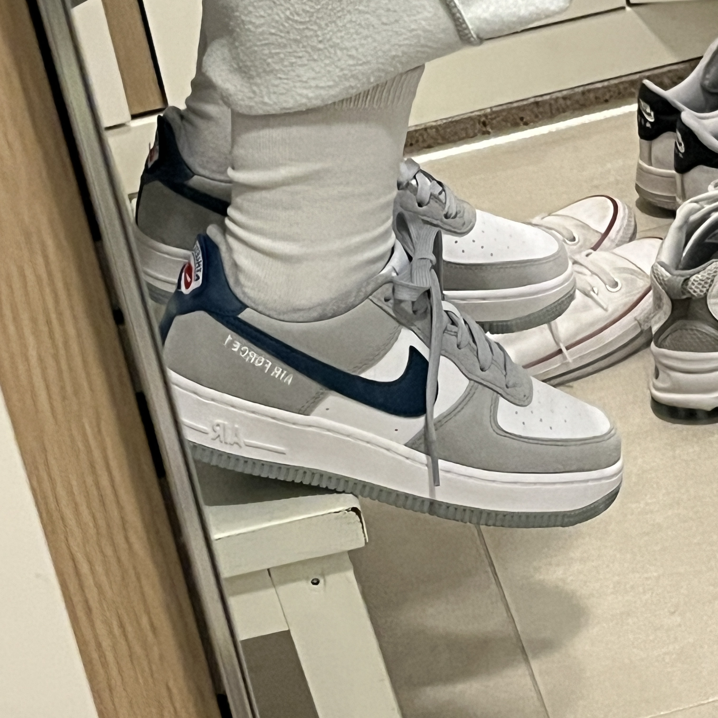 (GS) Nike Air Force 1 LV8 Athletic Club Light Smoke Grey Marina 착용 스타일 - 1