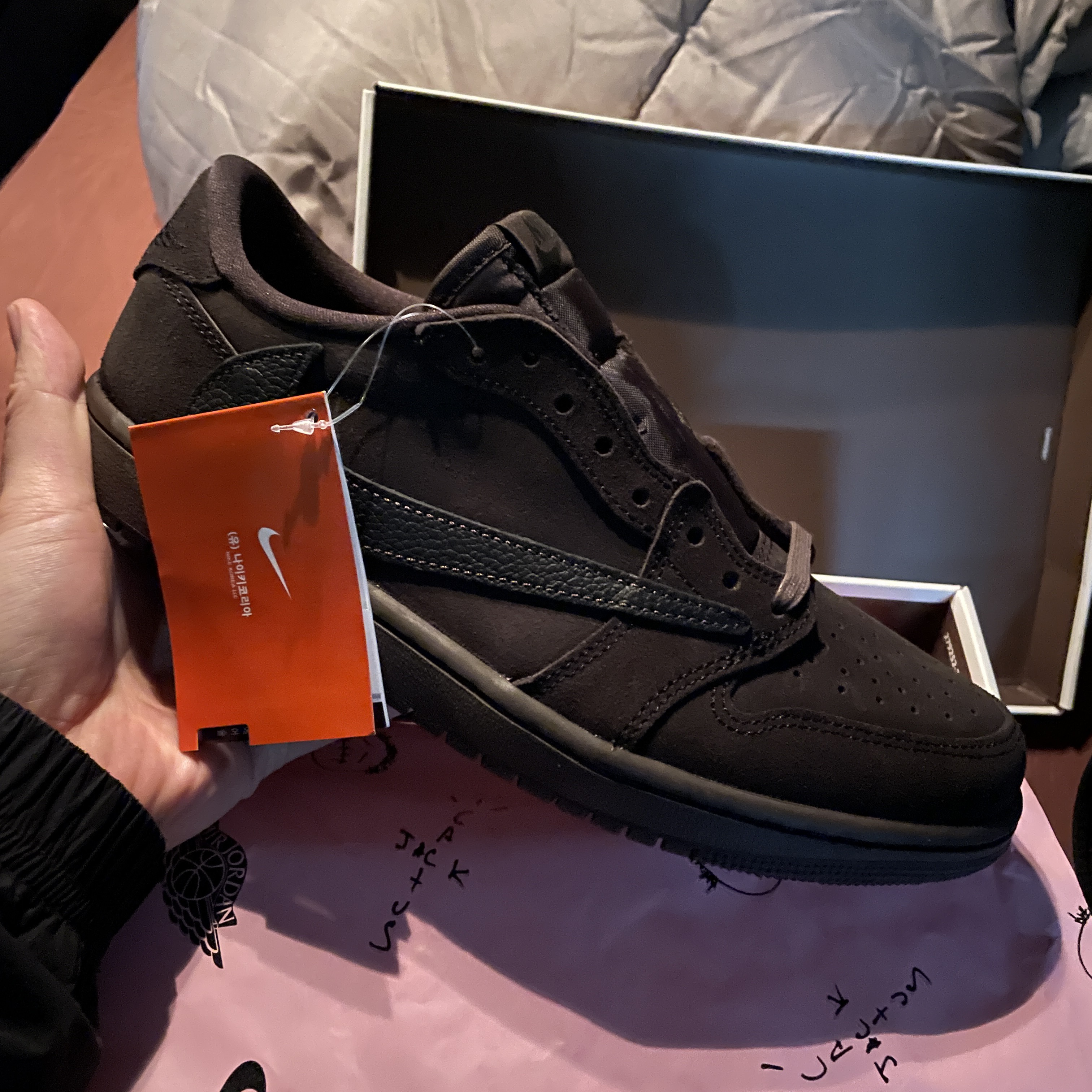 Jordan 1 x Travis Scott Retro Low OG SP Velvet Brown and Dark Mocha 착용 스타일 - 1