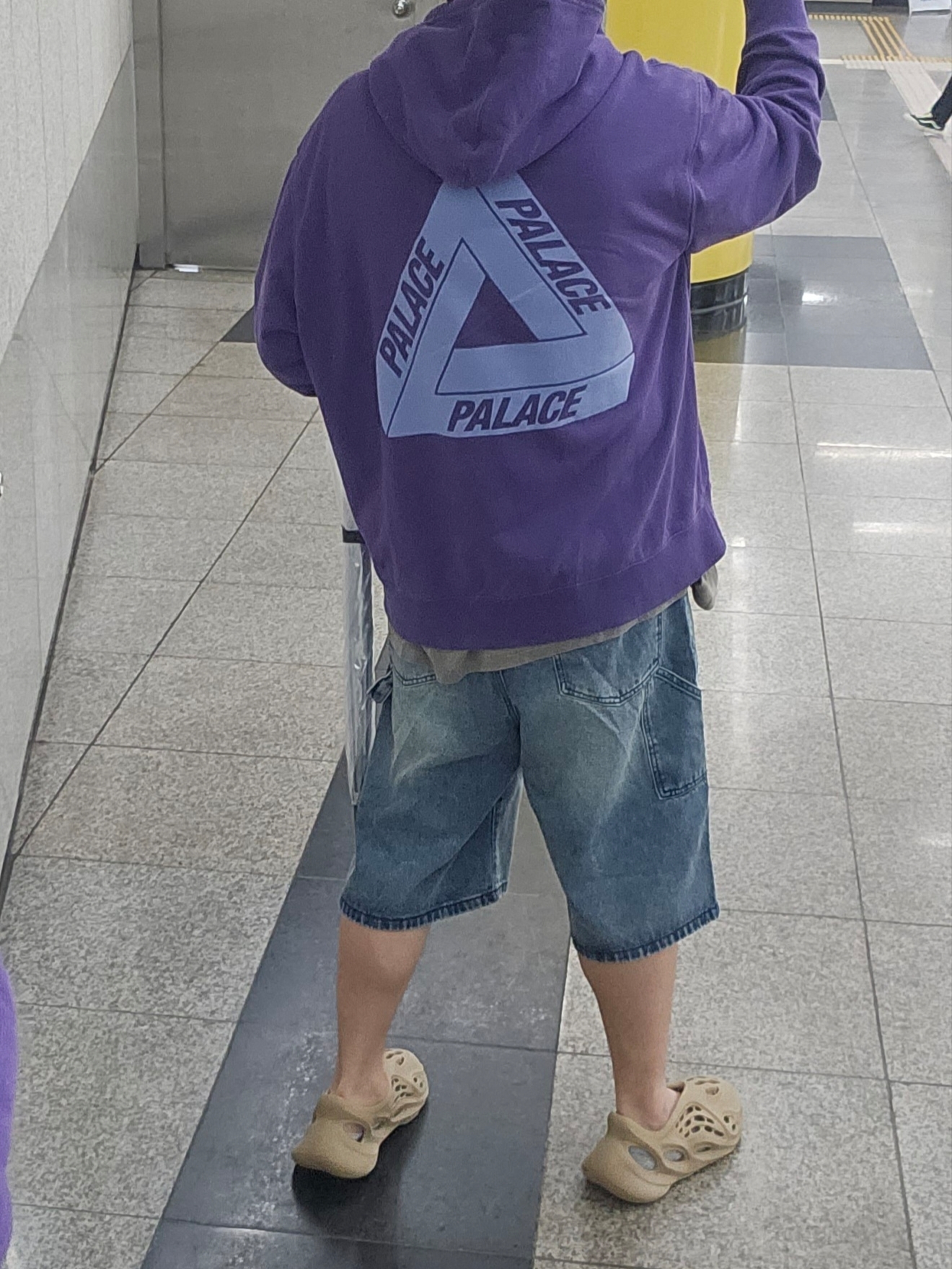 Adidas Yeezy Foam RNNR Clay Taupe, Palace Tri-Puff Print Zip Hood Perfcet Purple - 23SS 착용 스타일 - 2