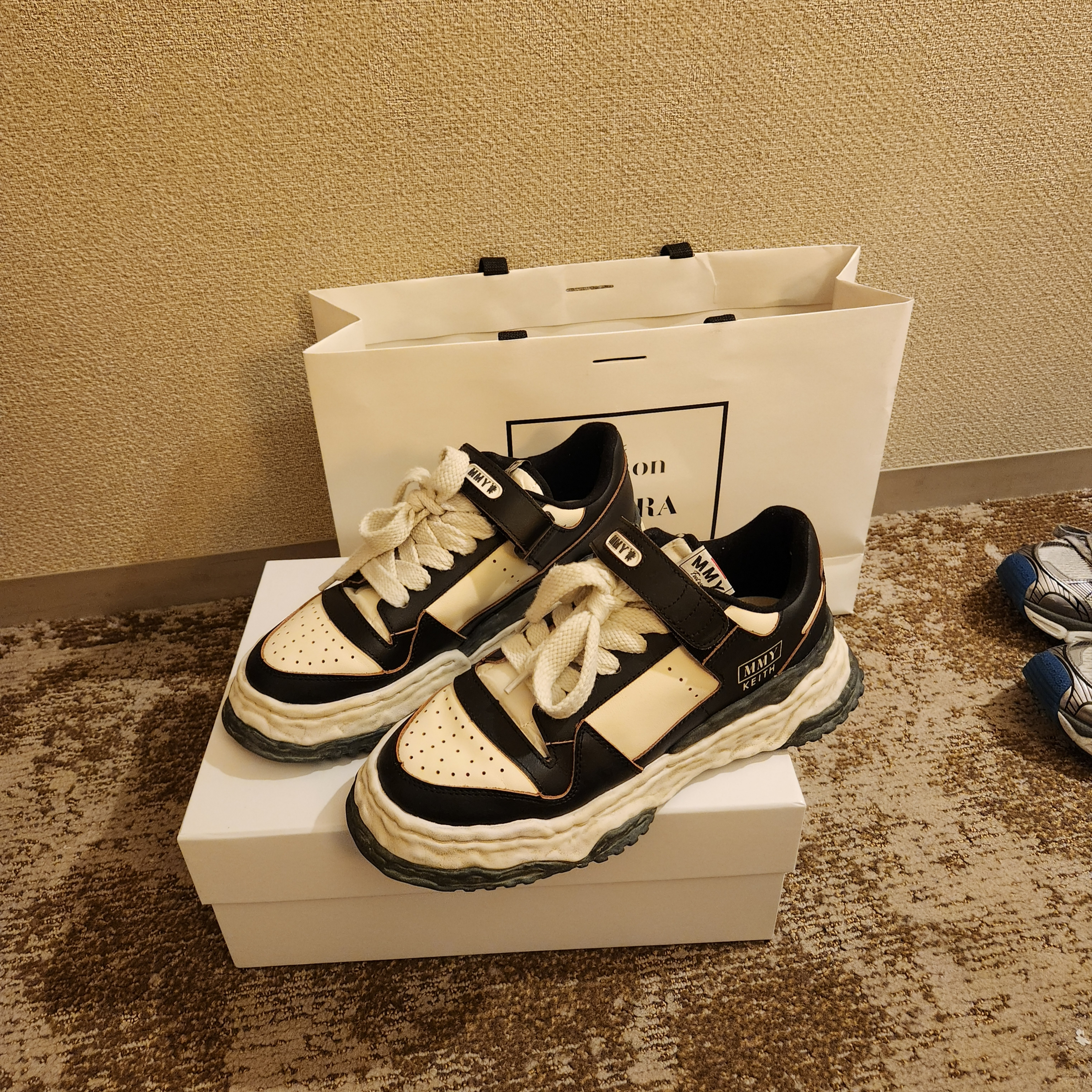 Maison Mihara Yasuhiro Keith OG Sole Leather Low-Top Sneakers Black White 착용 스타일 - 2