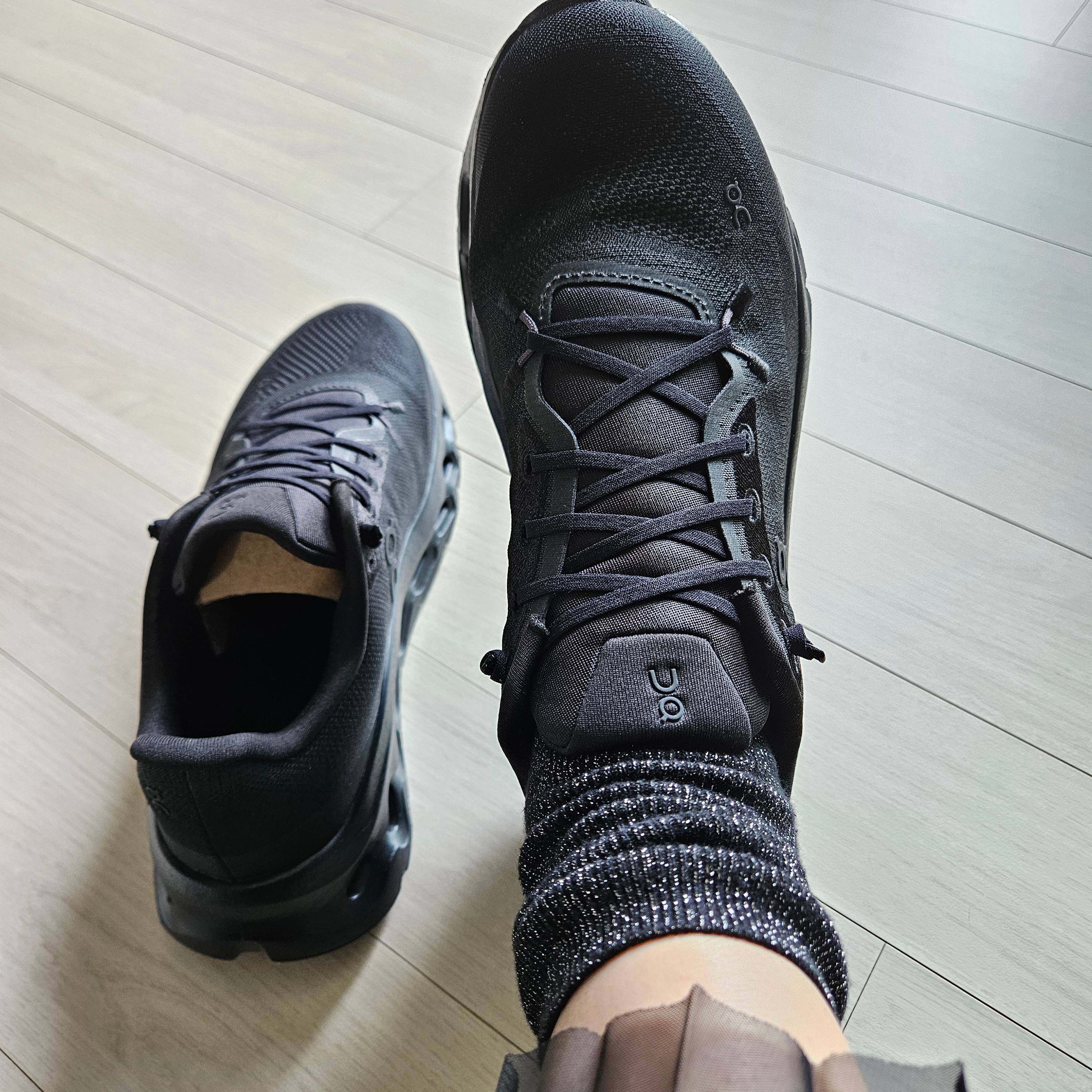 (W) On Running Cloudtilt Eclipse Black 착용 스타일 - 1