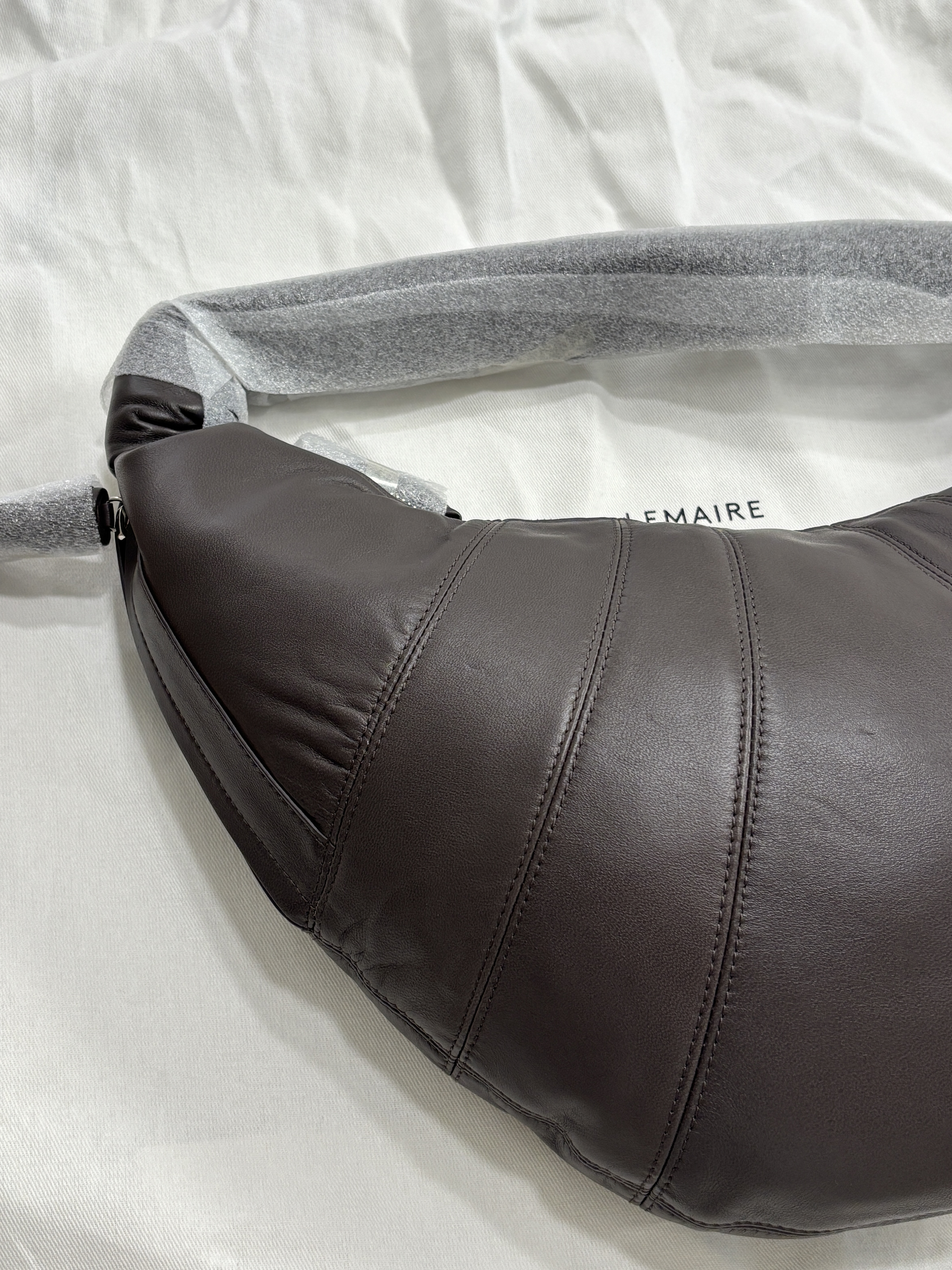 Lemaire Fortune Croissant Bag Soft Nappa Leather Mink, Lemaire Fortune Croissant Bag Soft Nappa Leather Dark Chocolate 착용 스타일 - 1