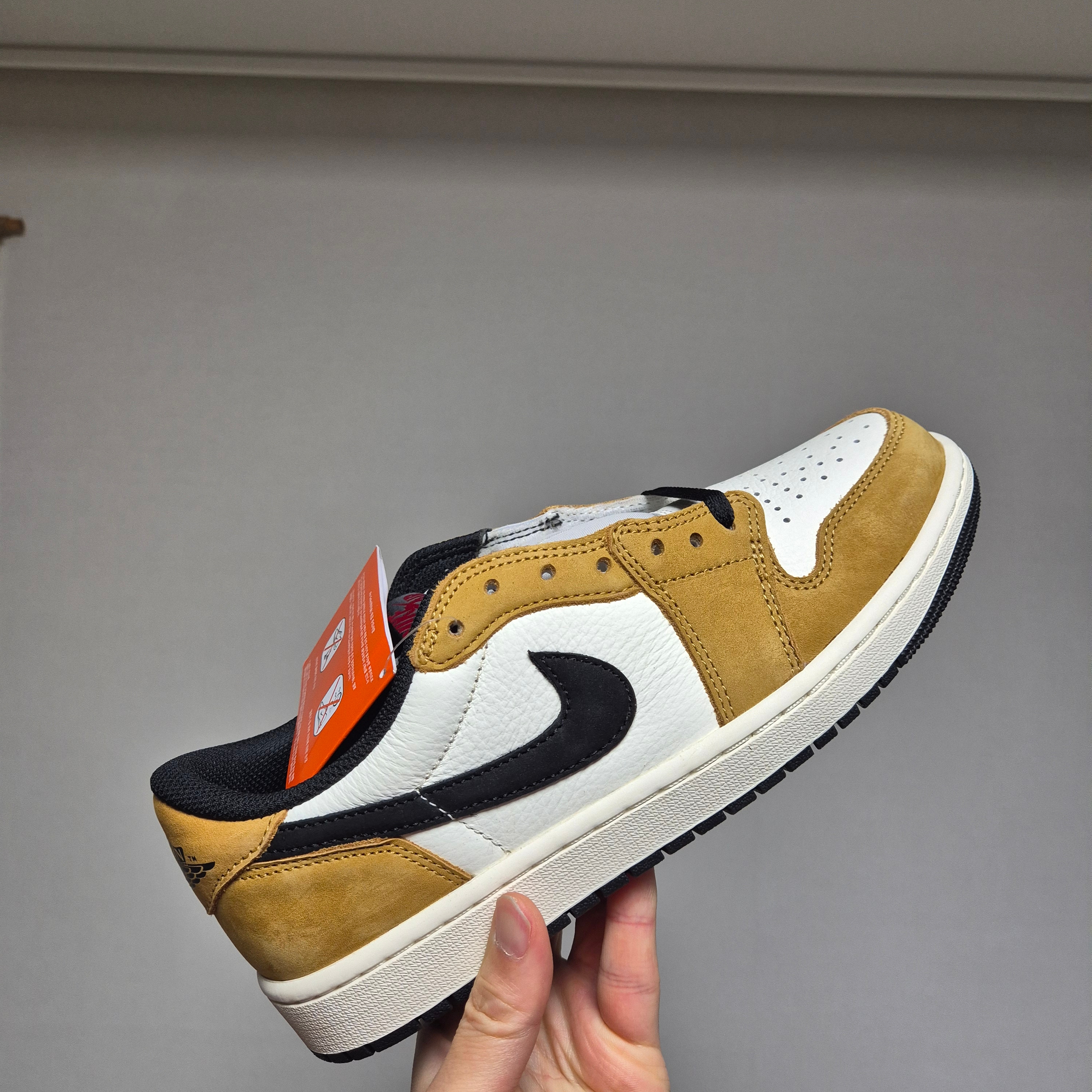 Jordan 1 Low OG Sail and Golden Harvest 착용 스타일