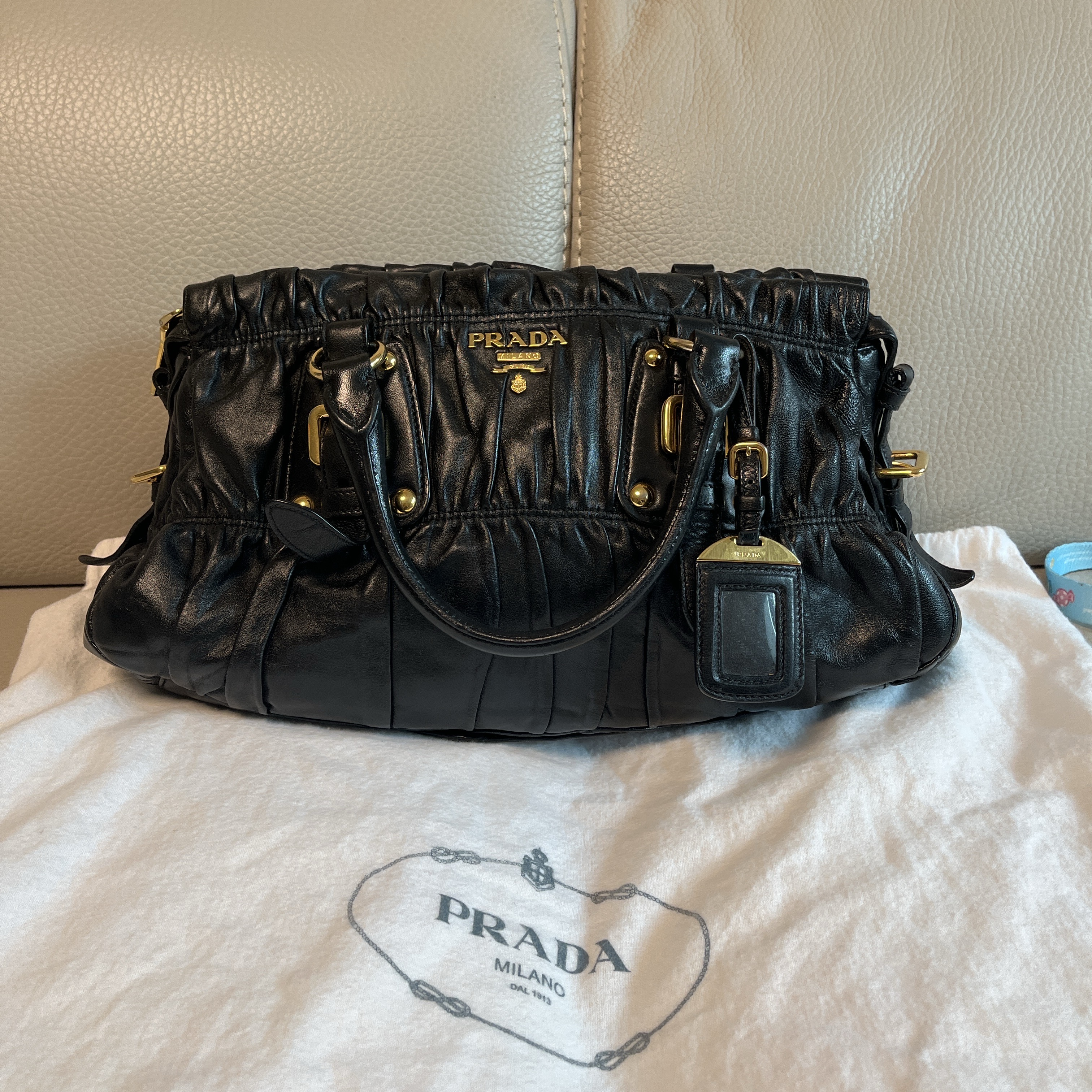 Prada Nappa Gaufre Calf Leather Tote Bag Black 착용 스타일 - 2
