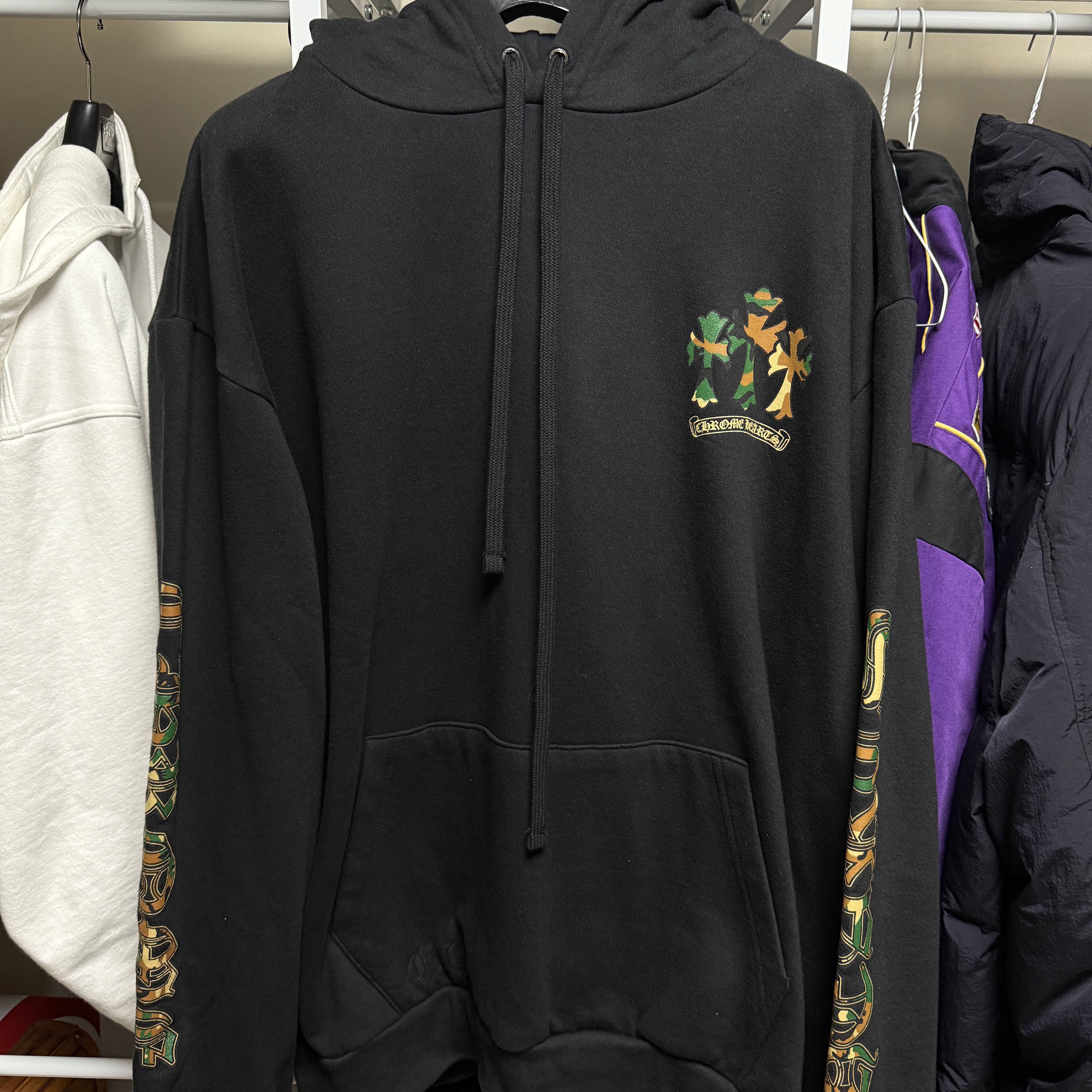 Chrome Hearts Camo Horseshoe Hoodie Black, Chrome Hearts Multi Color Cross Fleece Zip-Up Hoodie Black 착용 스타일 - 3
