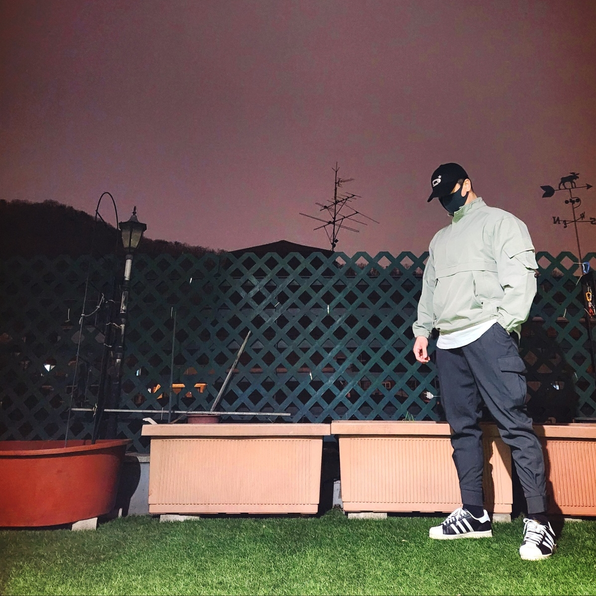 아디다스 슈퍼스타 82 FI 코어 블랙 착용 스타일 - 1