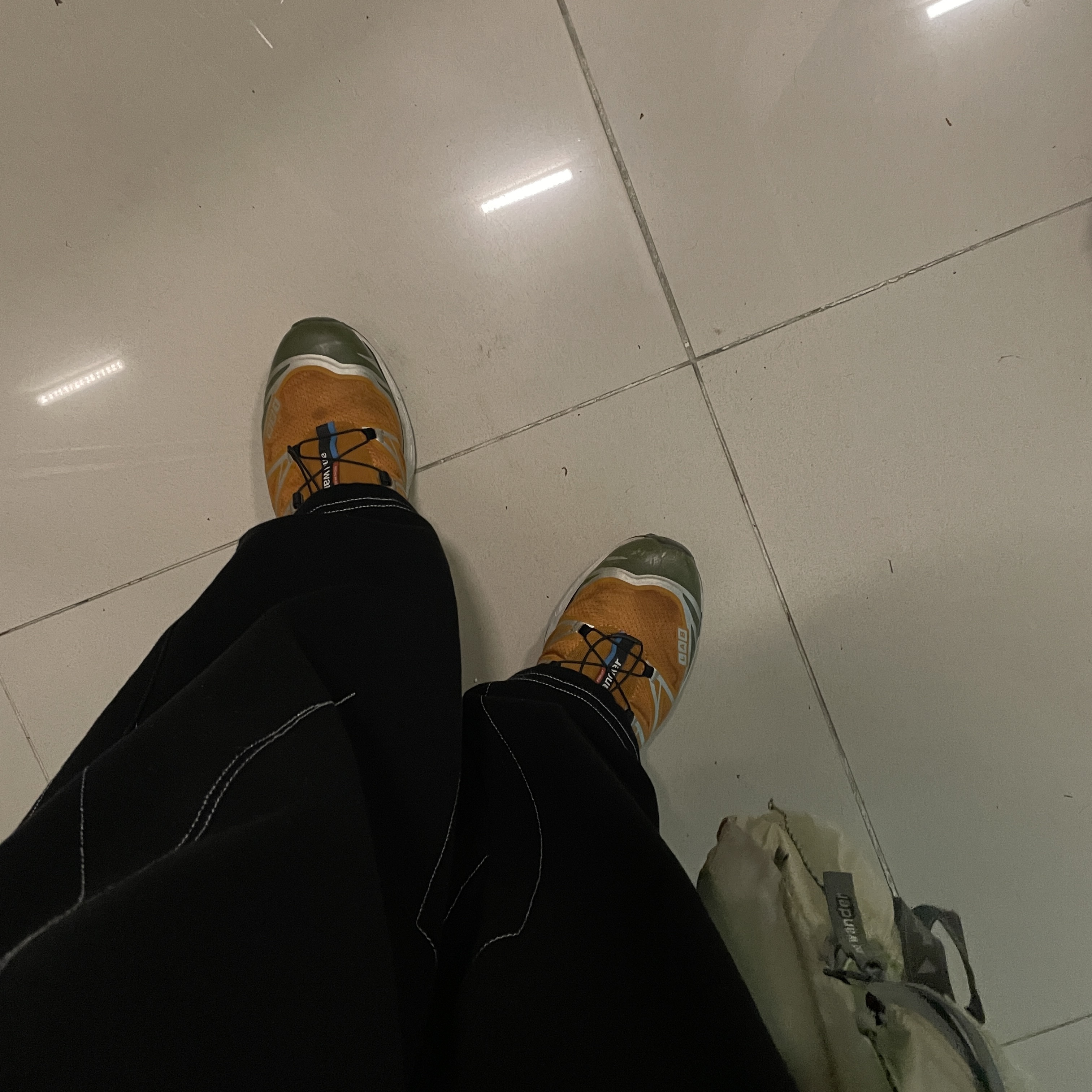 Salomon x And Wander XT-6 Golden Oak 착용 스타일