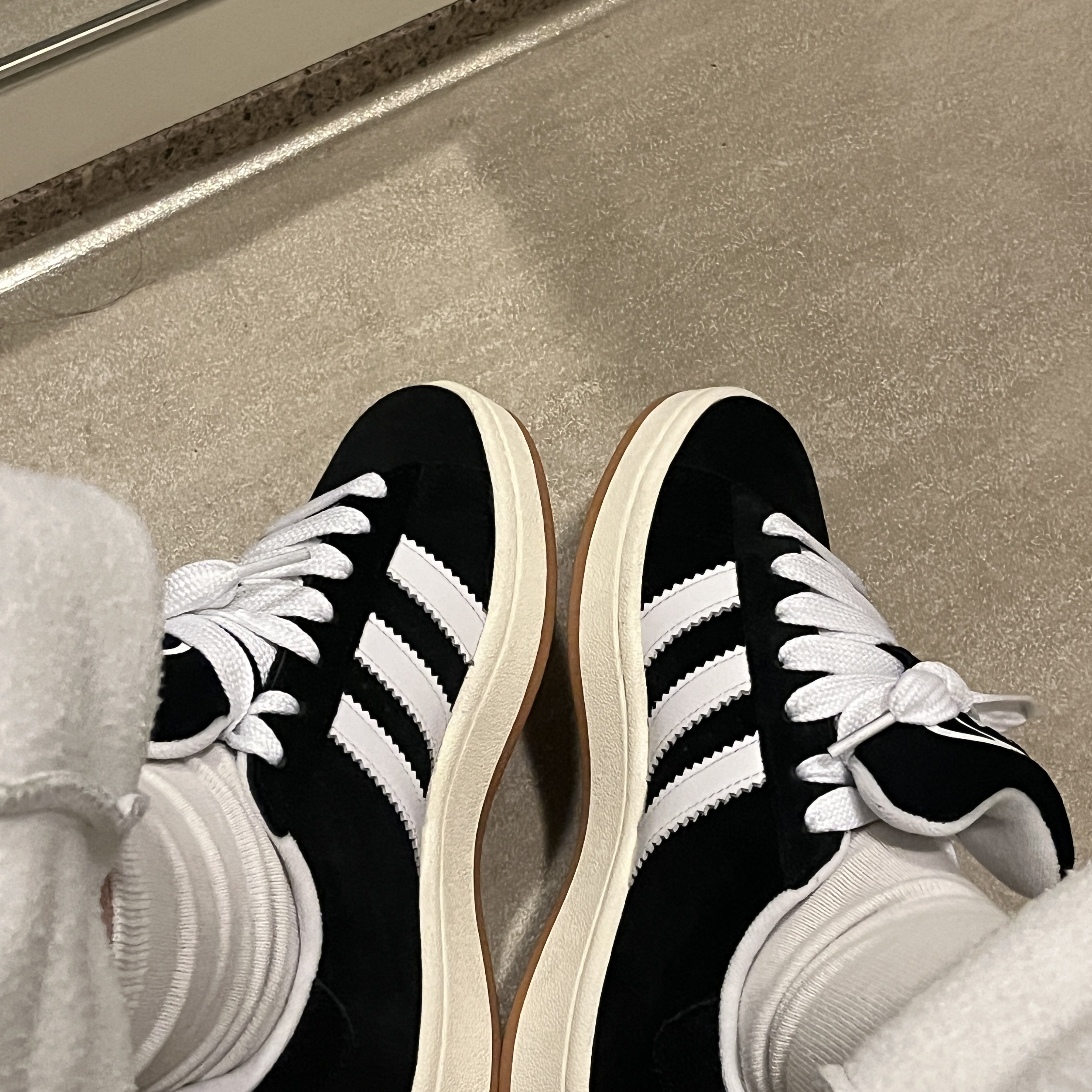 Adidas Campus 00s Core Black Cloud White 착용 스타일 - 2