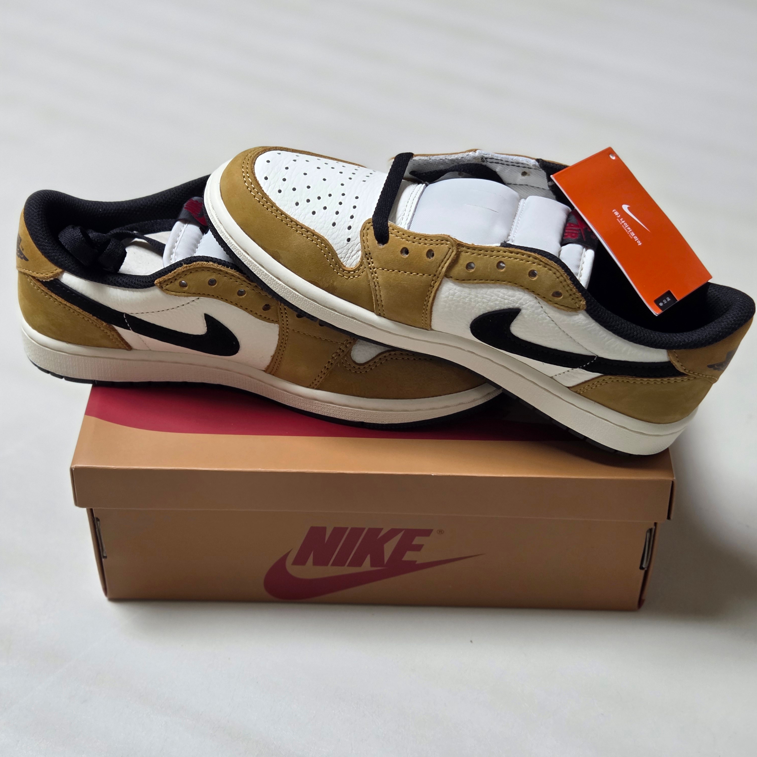 Jordan 1 Low OG Sail and Golden Harvest 착용 스타일 - 1