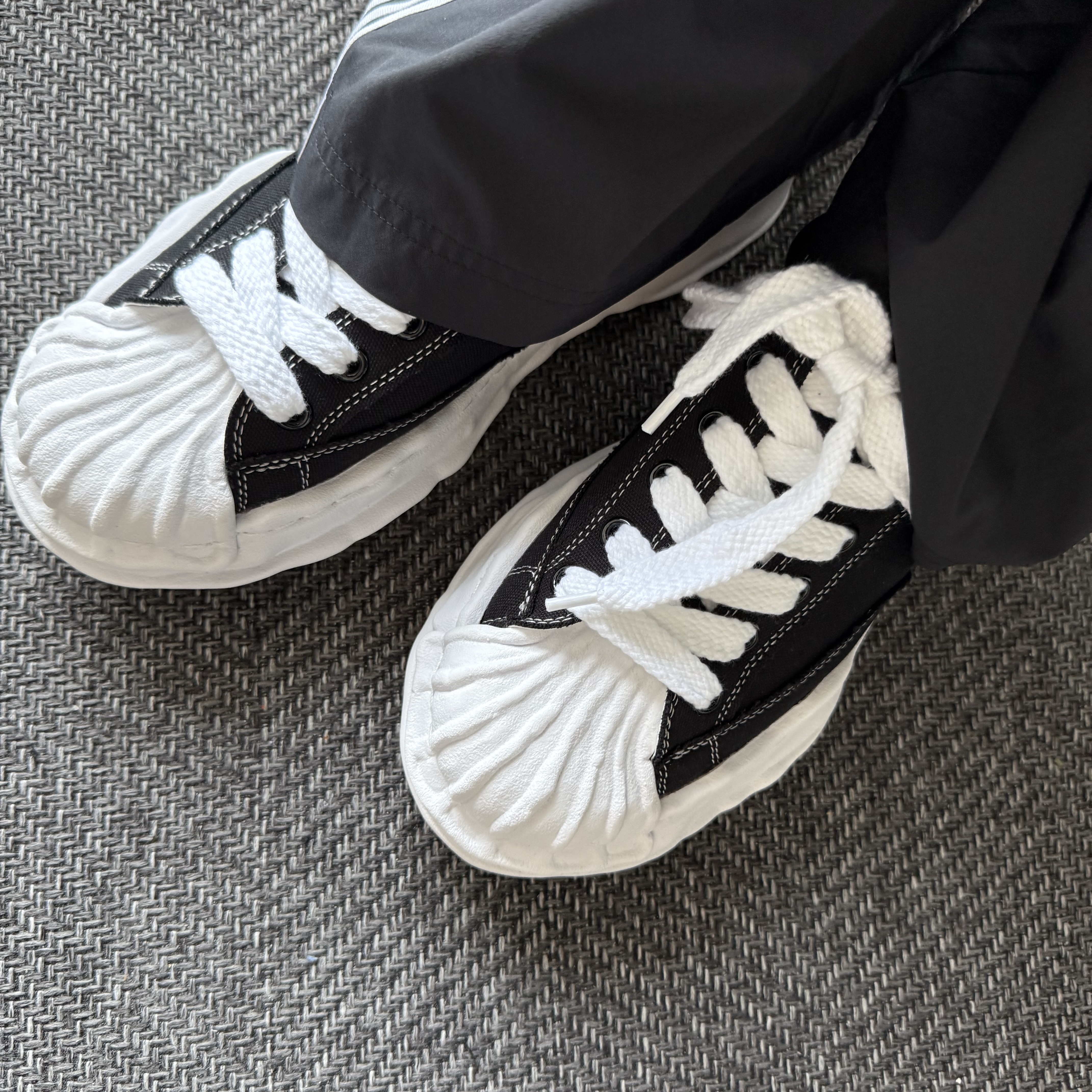 Maison Mihara Yasuhiro Blakey OG Sole Canvas Low-top Sneakers Black White, (W) Adidas Adilenium Season 2 Oversized Zip Off Track Pants Gender Neutral Black - KR Sizing 착용 스타일