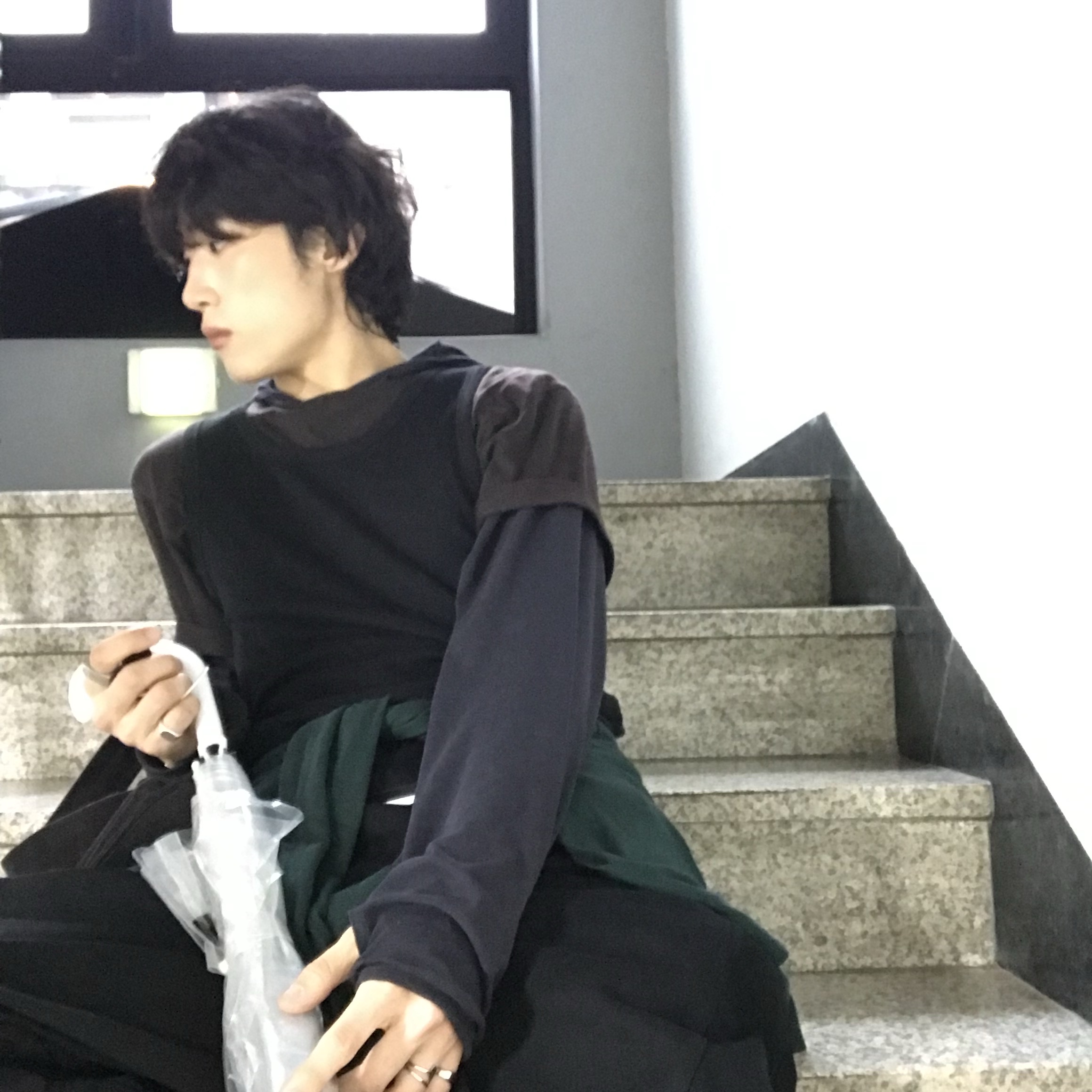 Hatchingroom Base Hoodie Blue Charcoal 착용 스타일 - 2