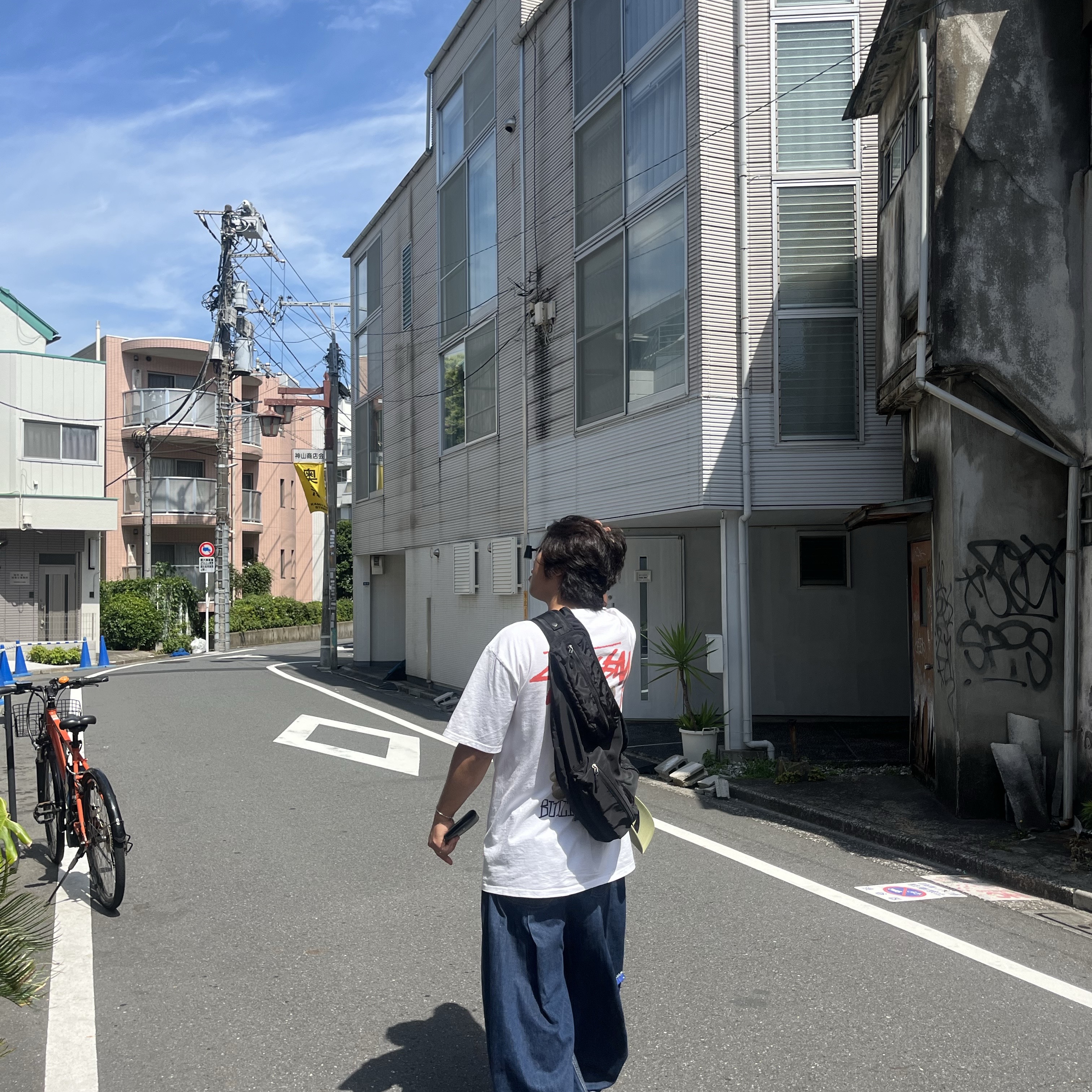 Stussy Built Tough T-Shirt White, Zara x Ader Error Wide Leg Jeans Blue 착용 스타일
