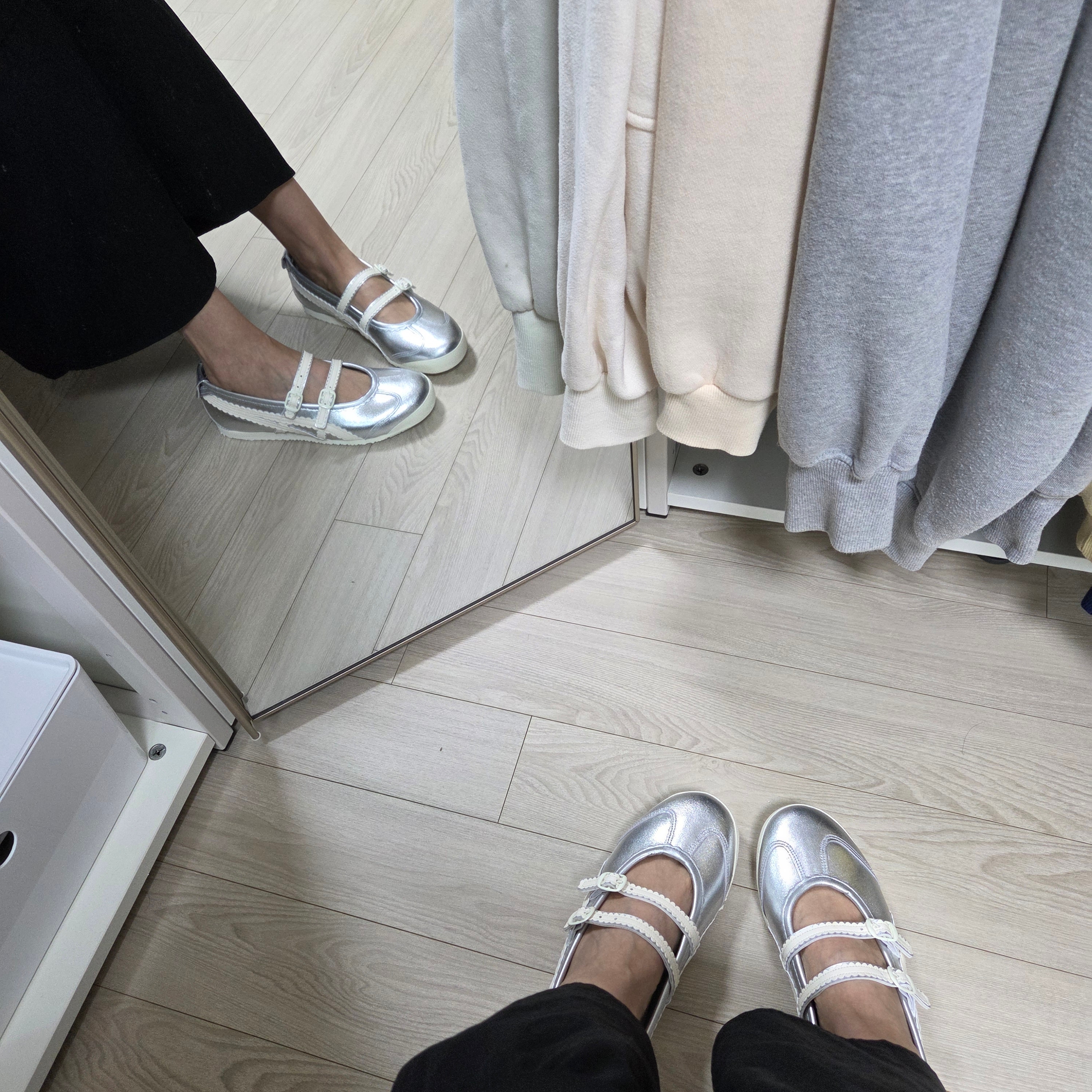 (W) Onitsuka Tiger Mexico 66 TGRS Silver Cream 착용 스타일