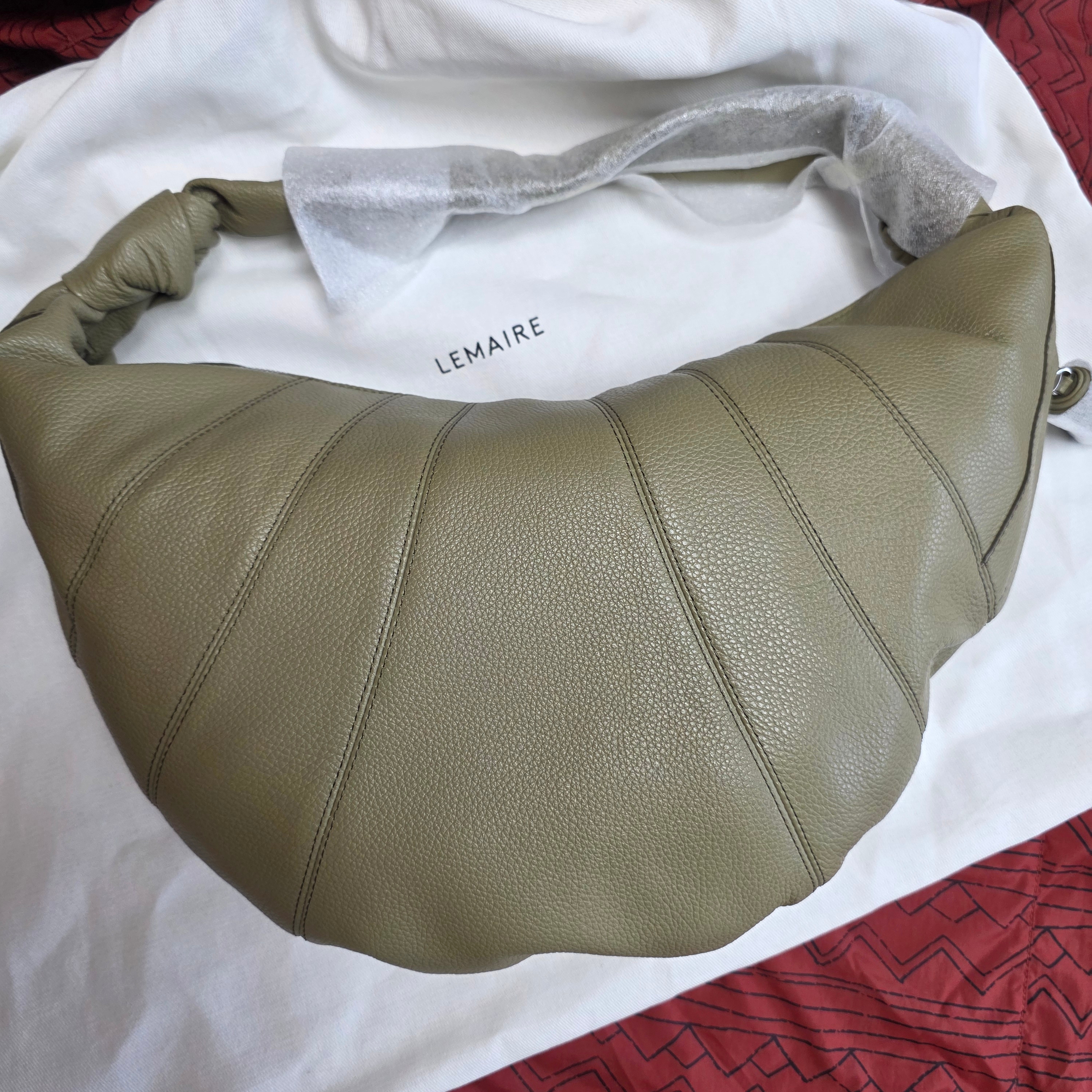 Lemaire Fortune Croissant Bag Soft Grained Leather Dusty Khaki 착용 스타일