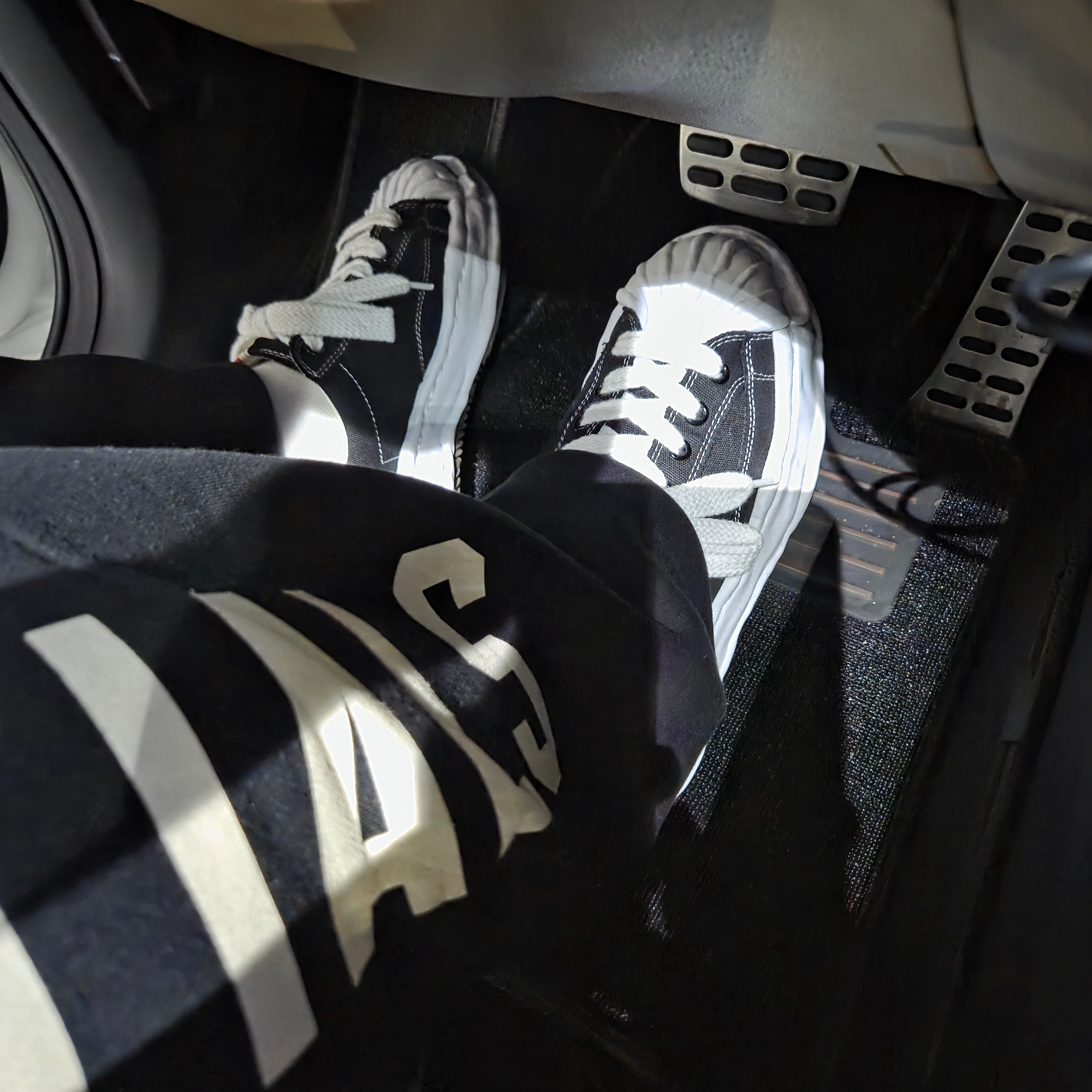 Essentials Fleece Relaxed Sweatpant Black - 24FW, Maison Mihara Yasuhiro Blakey OG Sole Canvas Low-top Sneakers Black White 착용 스타일 - 1