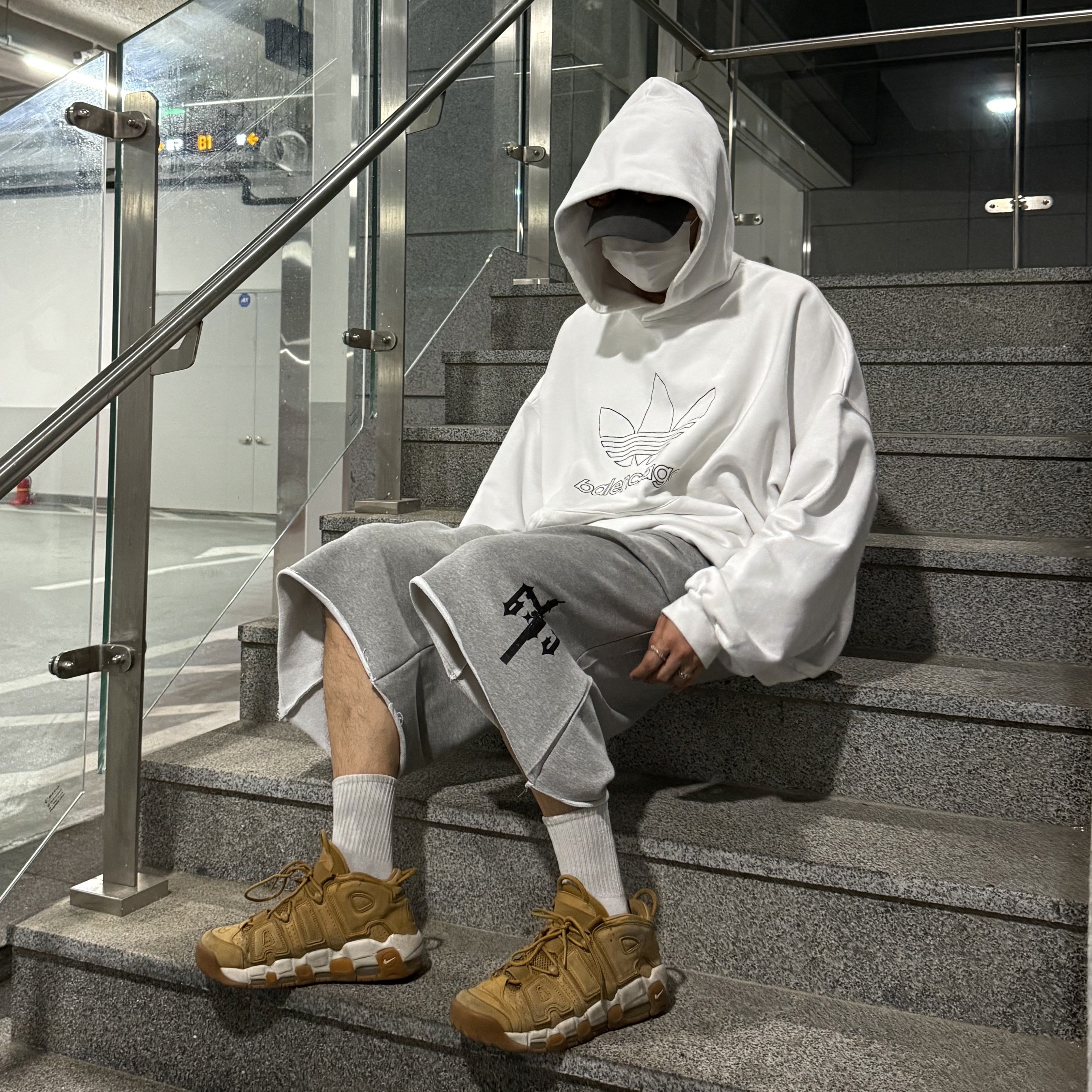 Balenciaga x Adidas Hoodie Large Fit White, Nike Air More Uptempo Flax 착용 스타일 - 3