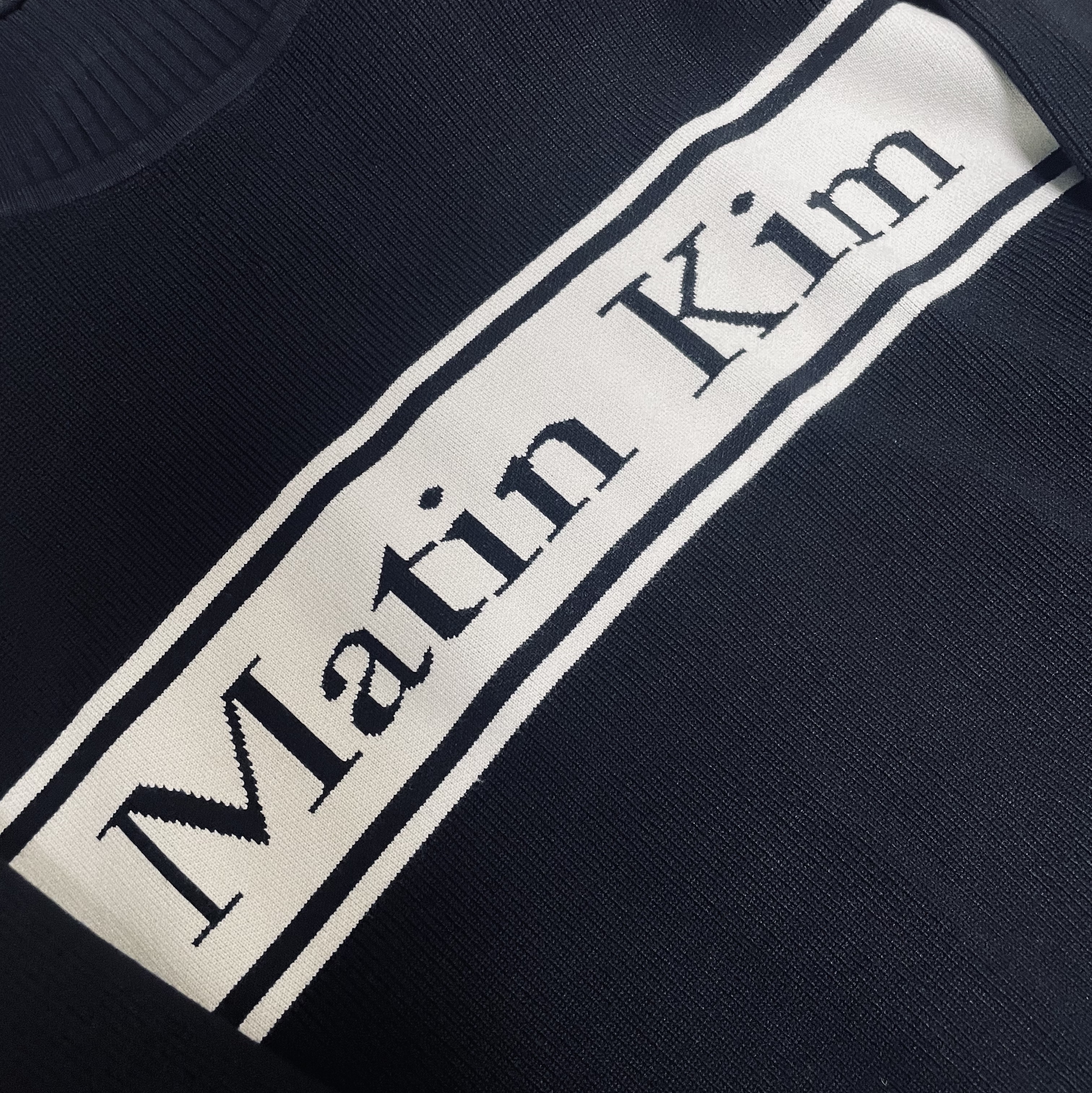 Matin Kim Spell Point Stripe Knit Cardigan Black 착용 스타일 - 1