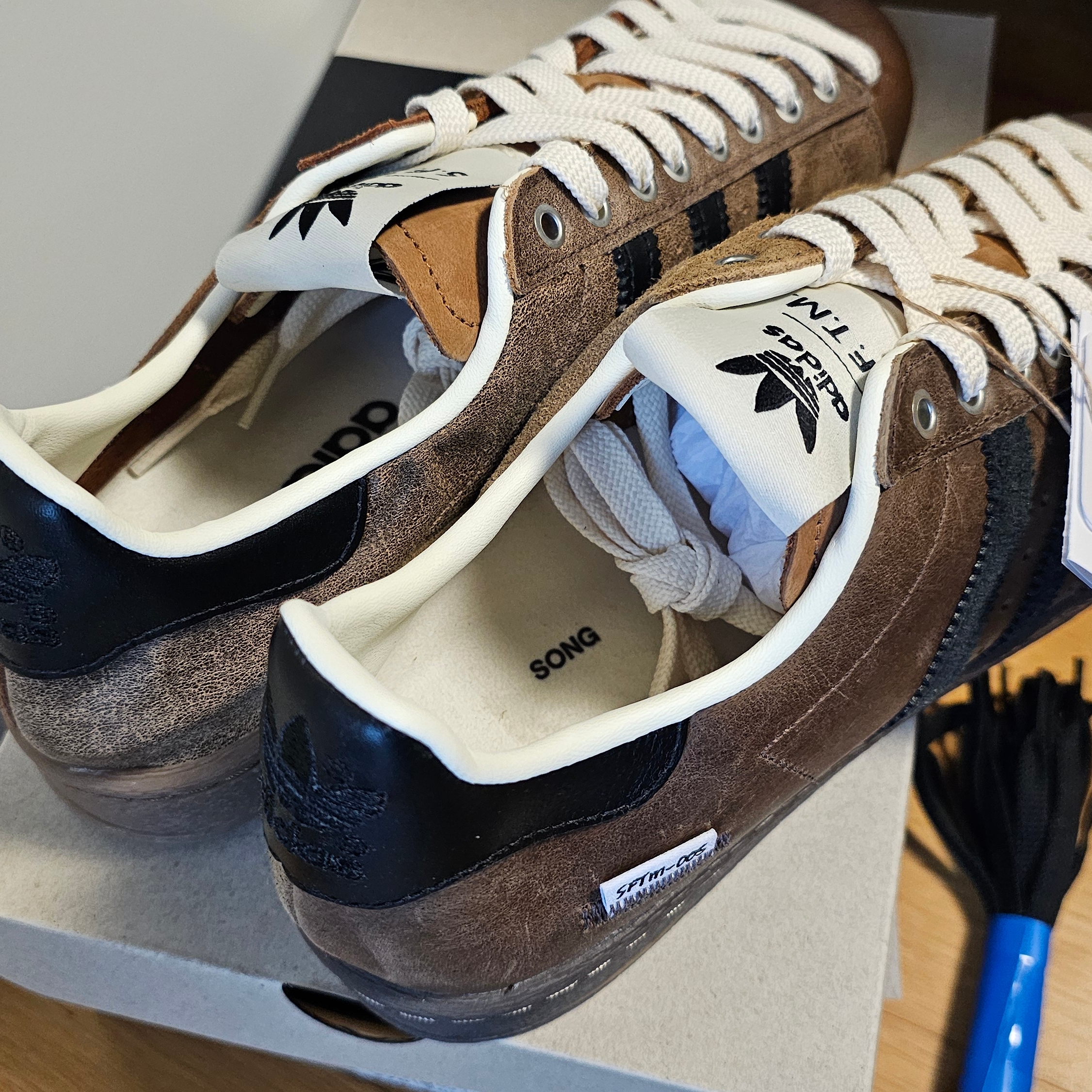 Adidas x Song for the Mute Superstar 82 Khaki Core Black 착용 스타일