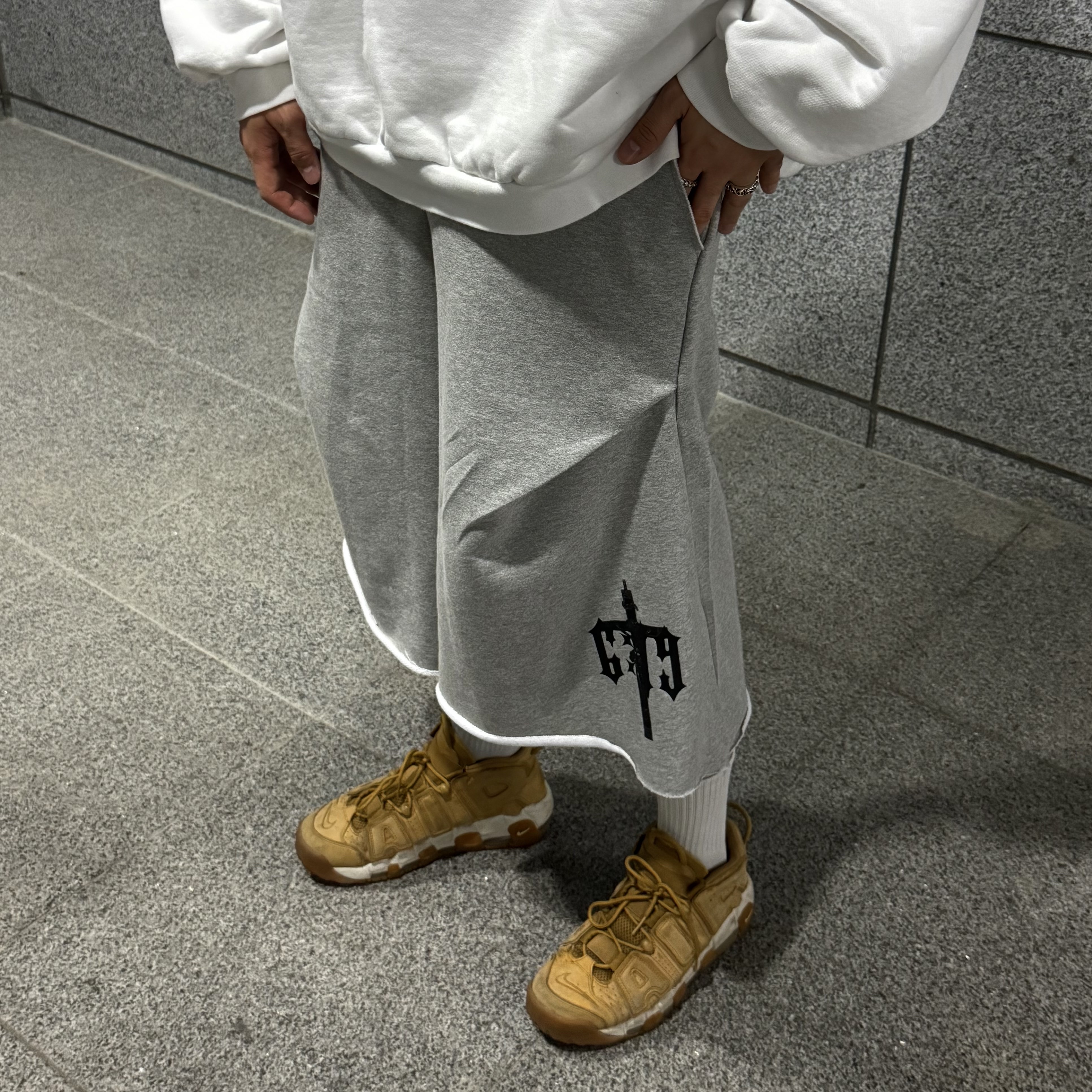 Balenciaga x Adidas Hoodie Large Fit White, Nike Air More Uptempo Flax 착용 스타일 - 2