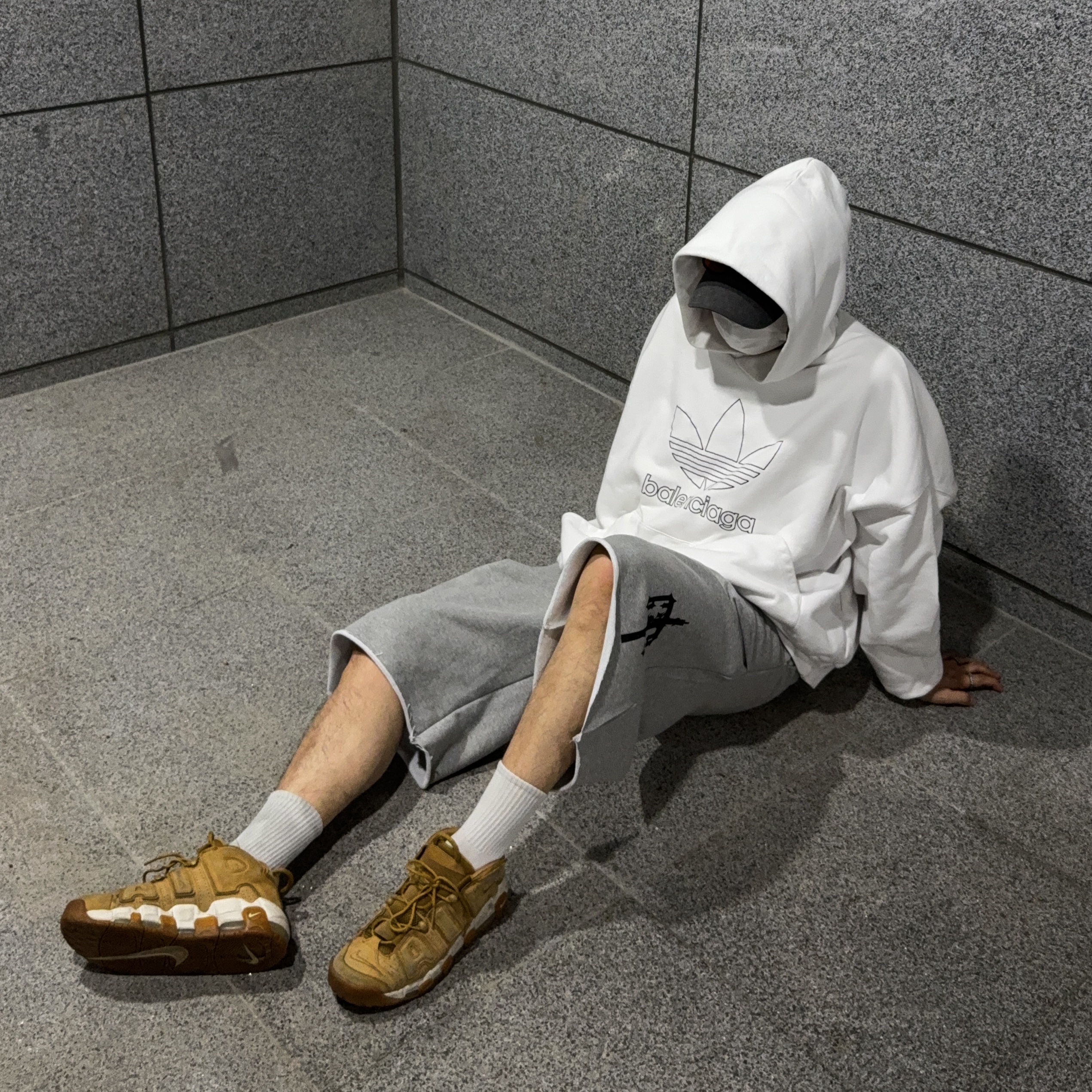 Balenciaga x Adidas Hoodie Large Fit White, Nike Air More Uptempo Flax 착용 스타일 - 1