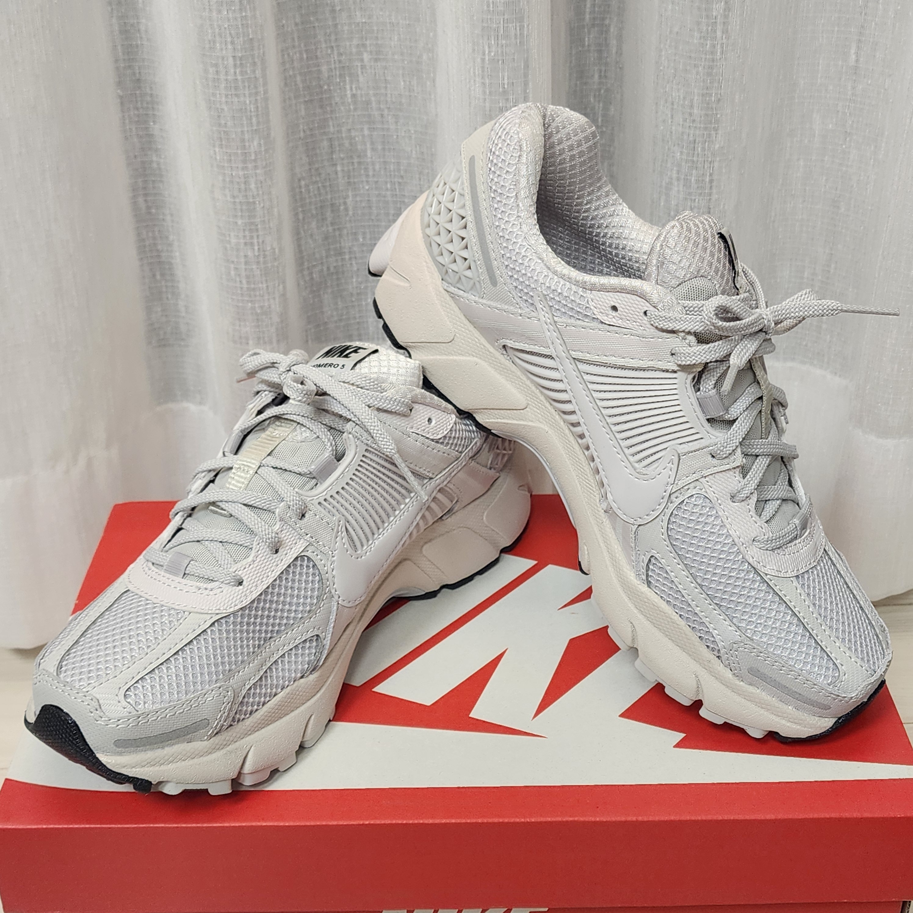 (W) Nike Zoom Vomero 5 White Vast Grey 착용 스타일 - 4