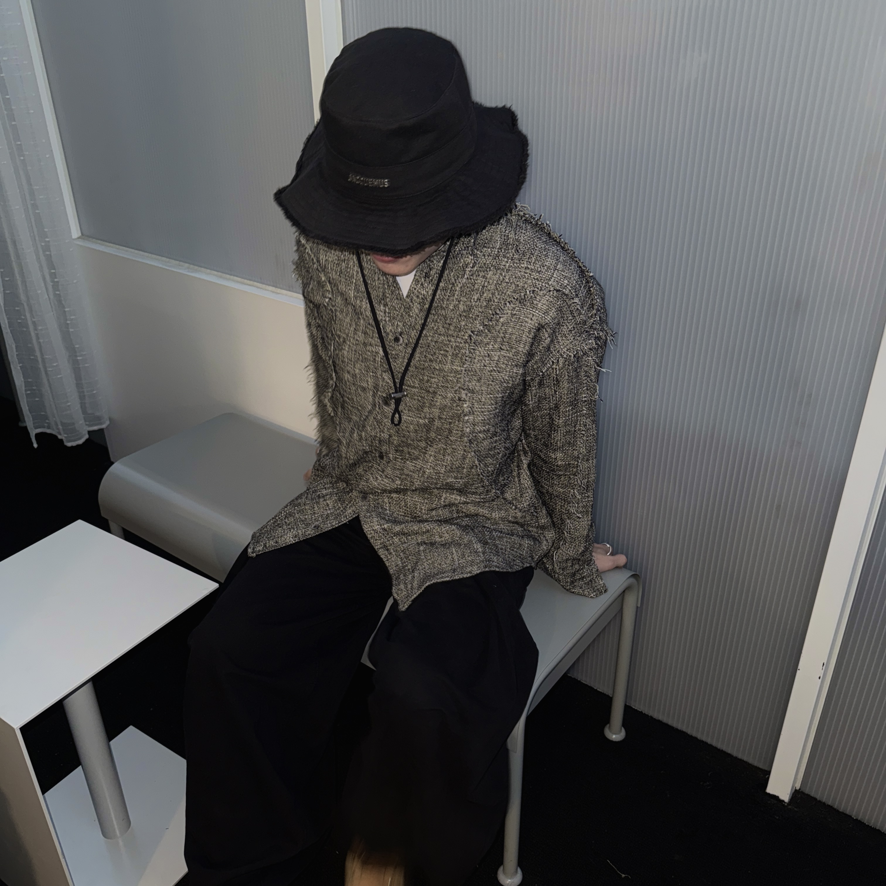 Jacquemus Le Bob Artichaut Bucket Hat Black 착용 스타일 - 2
