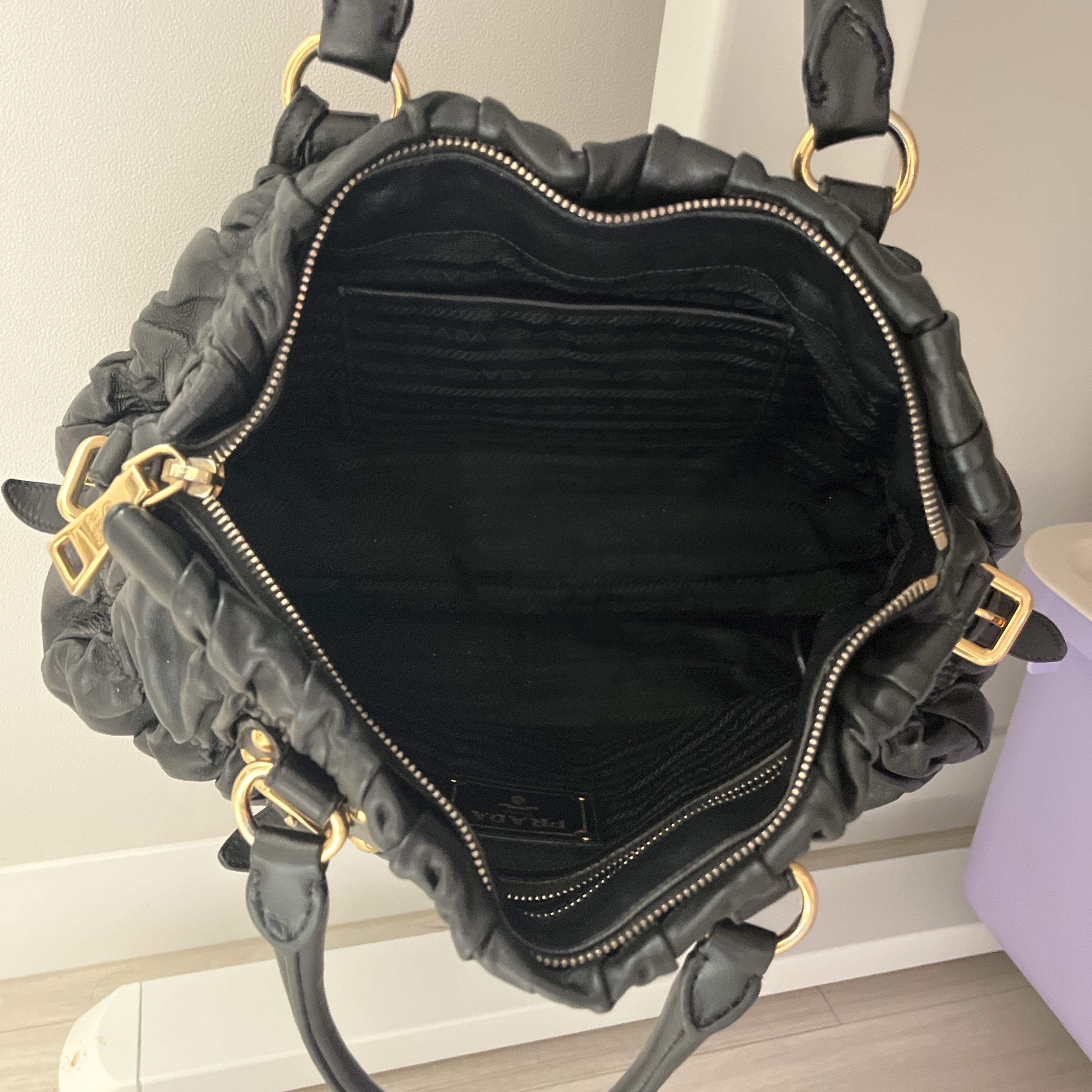 Prada Nappa Gaufre Calf Leather Tote Bag Black 착용 스타일 - 5