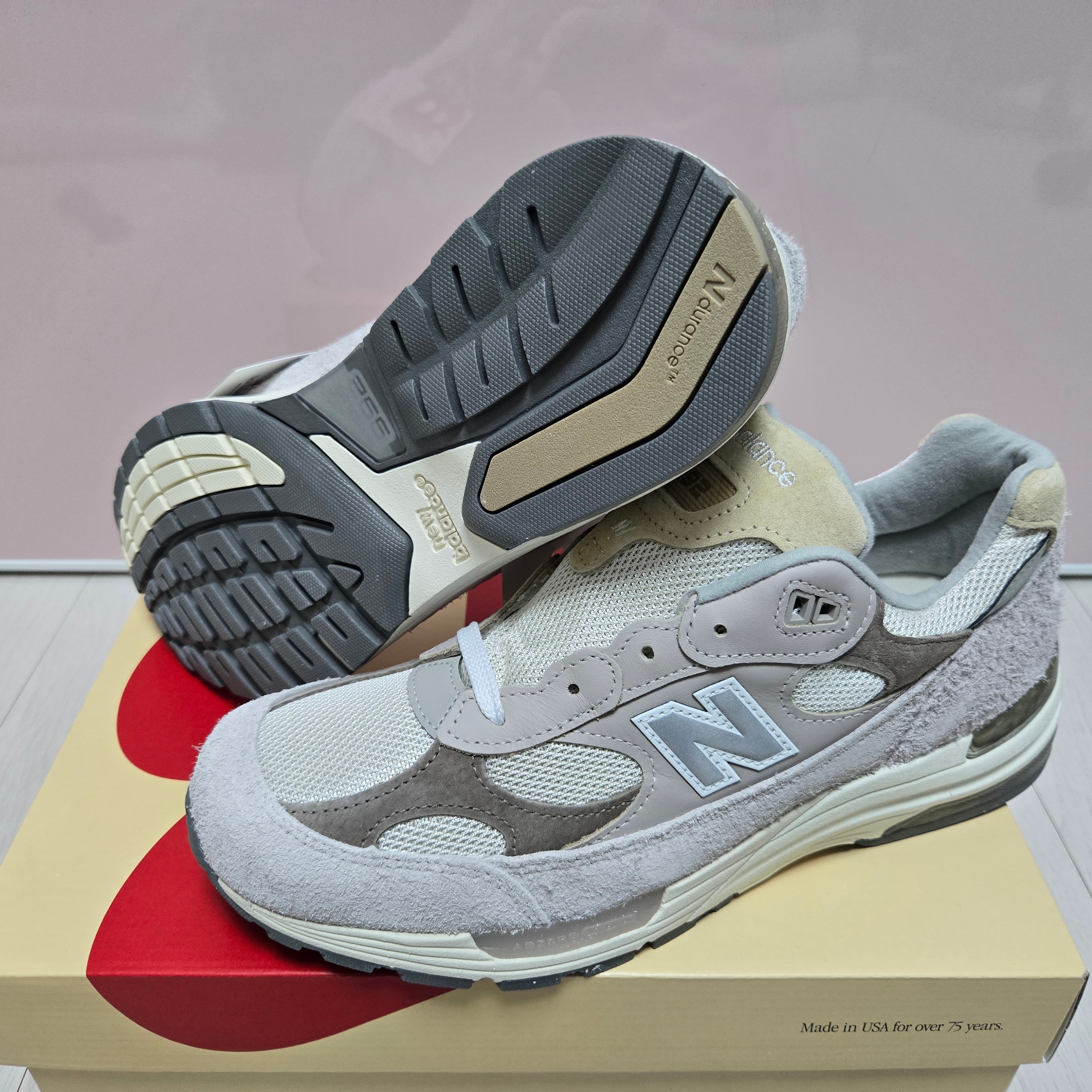 New Balance 992 Made in USA Moonrock Mushroom 착용 스타일 - 4