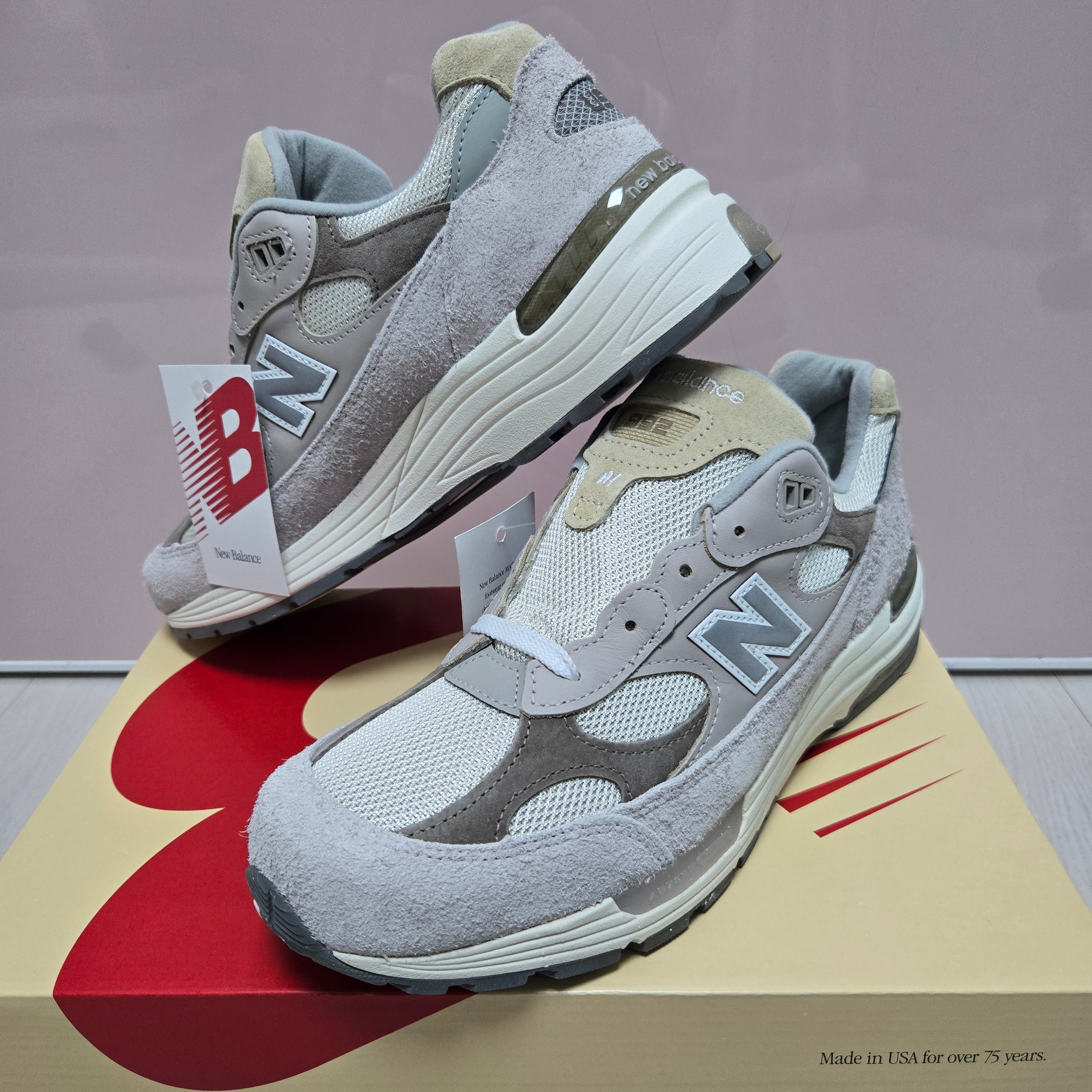 New Balance 992 Made in USA Moonrock Mushroom 착용 스타일 - 2