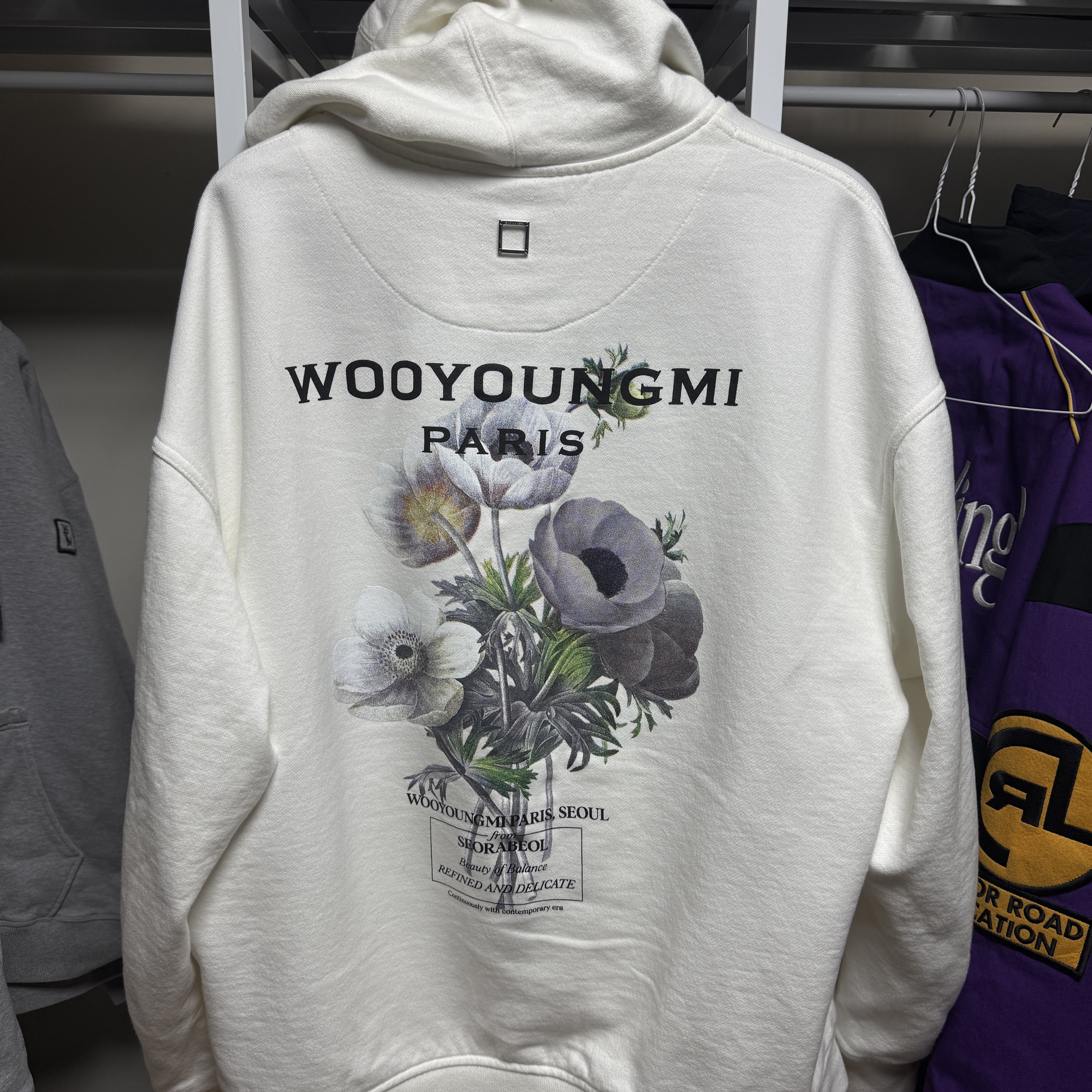 Wooyoungmi Palm Hooded T-Shirt Black - 25SS, Wooyoungmi Flower Back Logo Hooded T-Shirt White - 23FW 착용 스타일 - 2