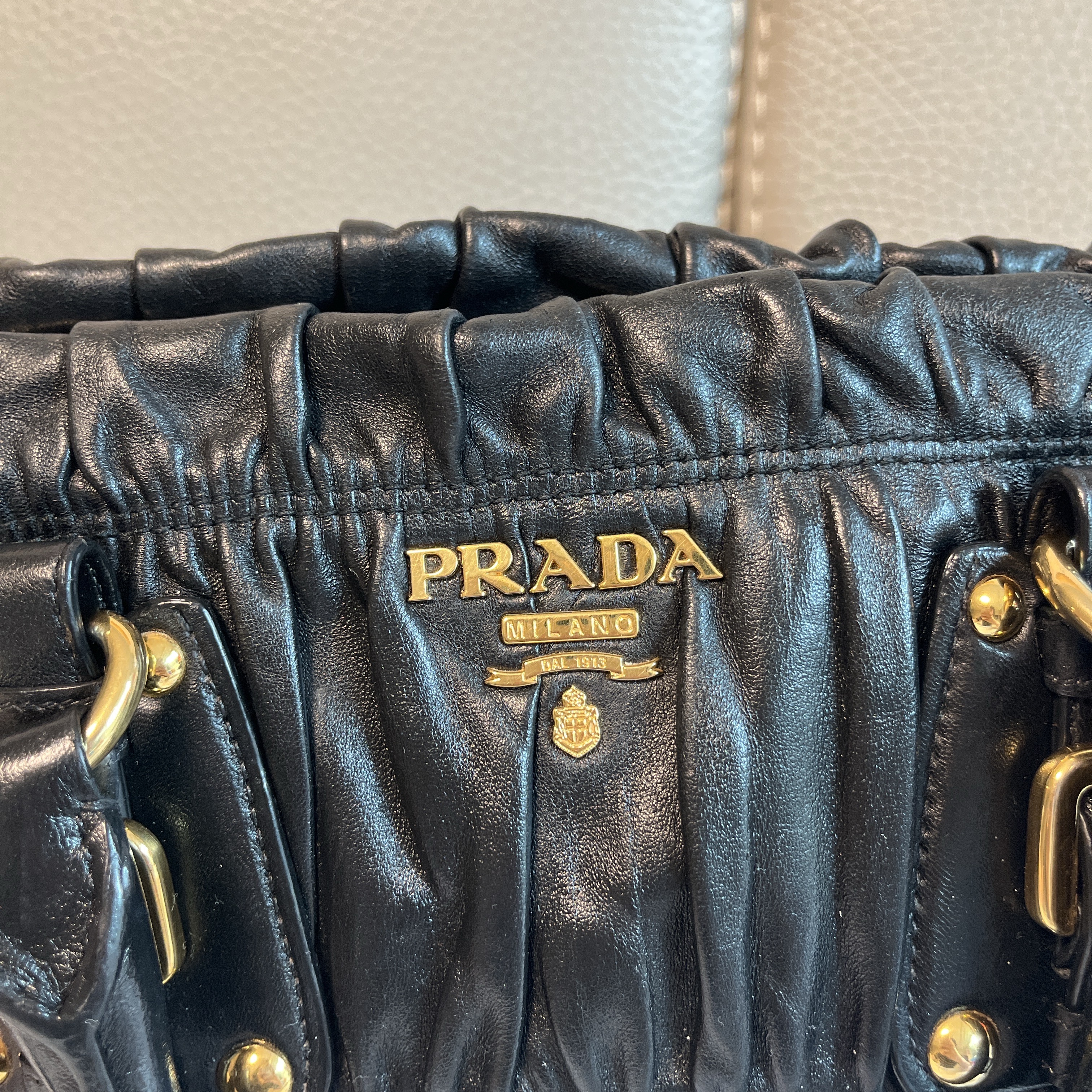Prada Nappa Gaufre Calf Leather Tote Bag Black 착용 스타일 - 4