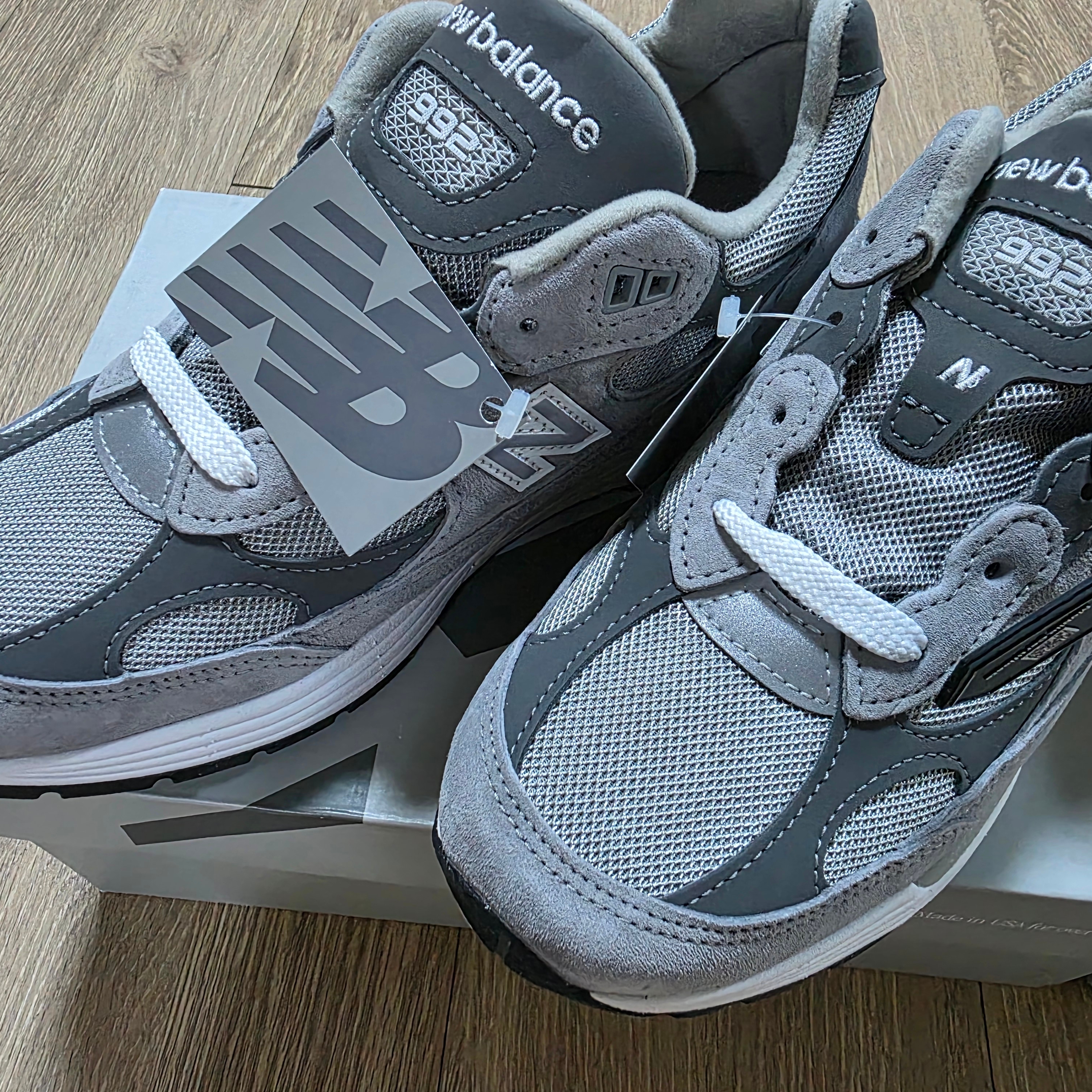 New Balance 992 Made in USA Core Grey Silver Metallic, New Balance 992 Made in USA Core Black Grey 착용 스타일 - 1