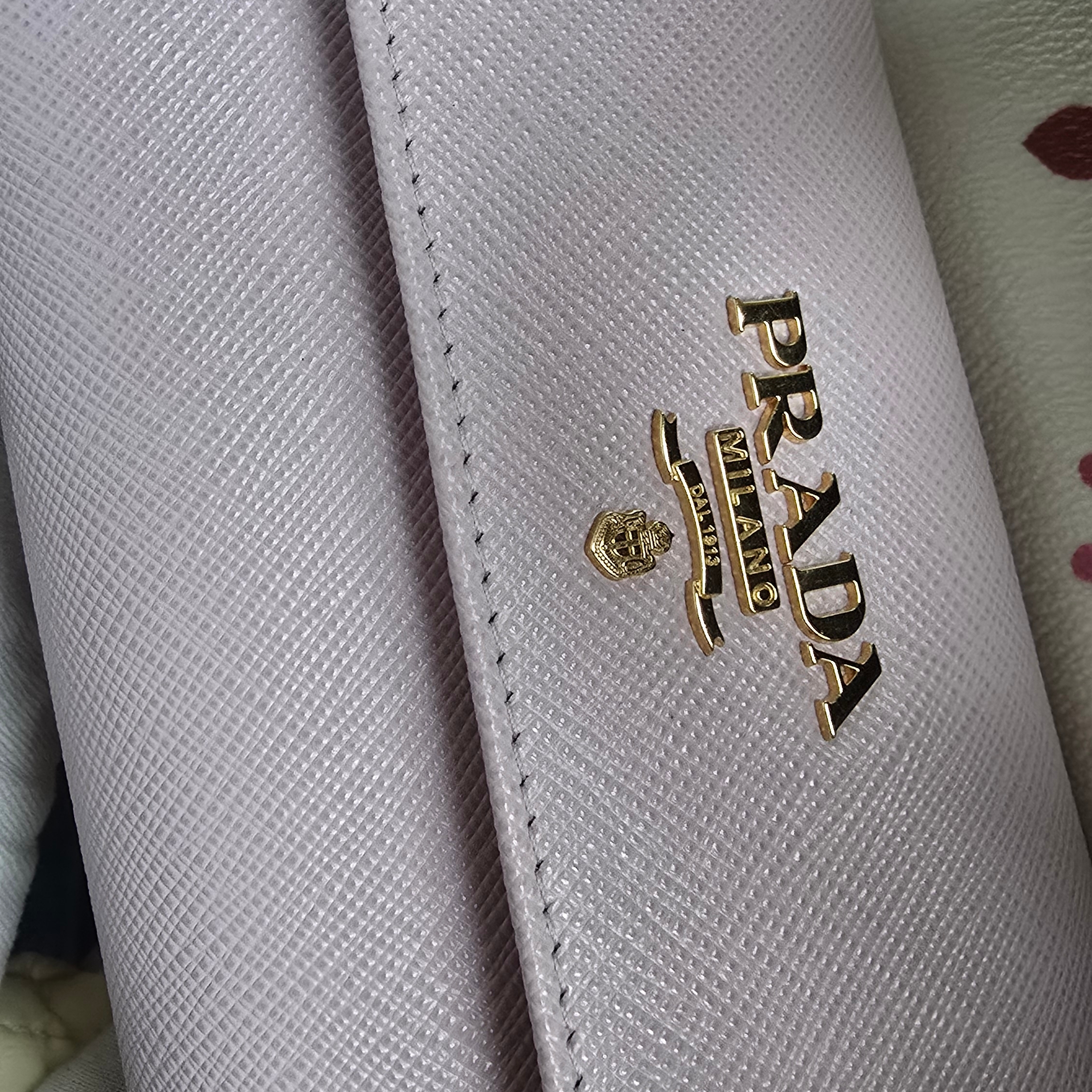 Prada Small Saffiano Leather Wallet Alabaster 착용 스타일