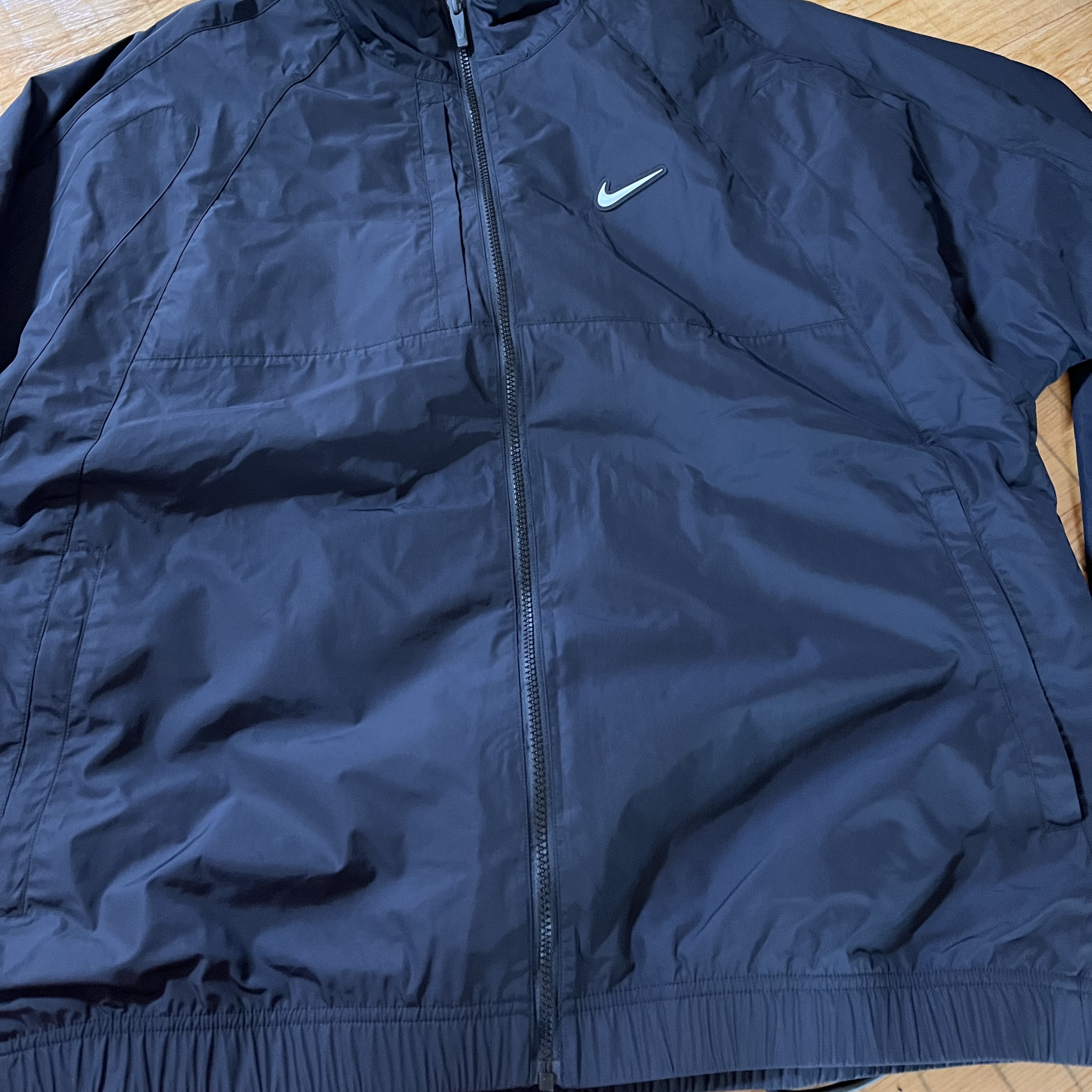 Nike x Drake Nocta Nylon Track Jacket Black (FN7666-010), [SS25] moif Multi Device Vest Black 착용 스타일 - 1