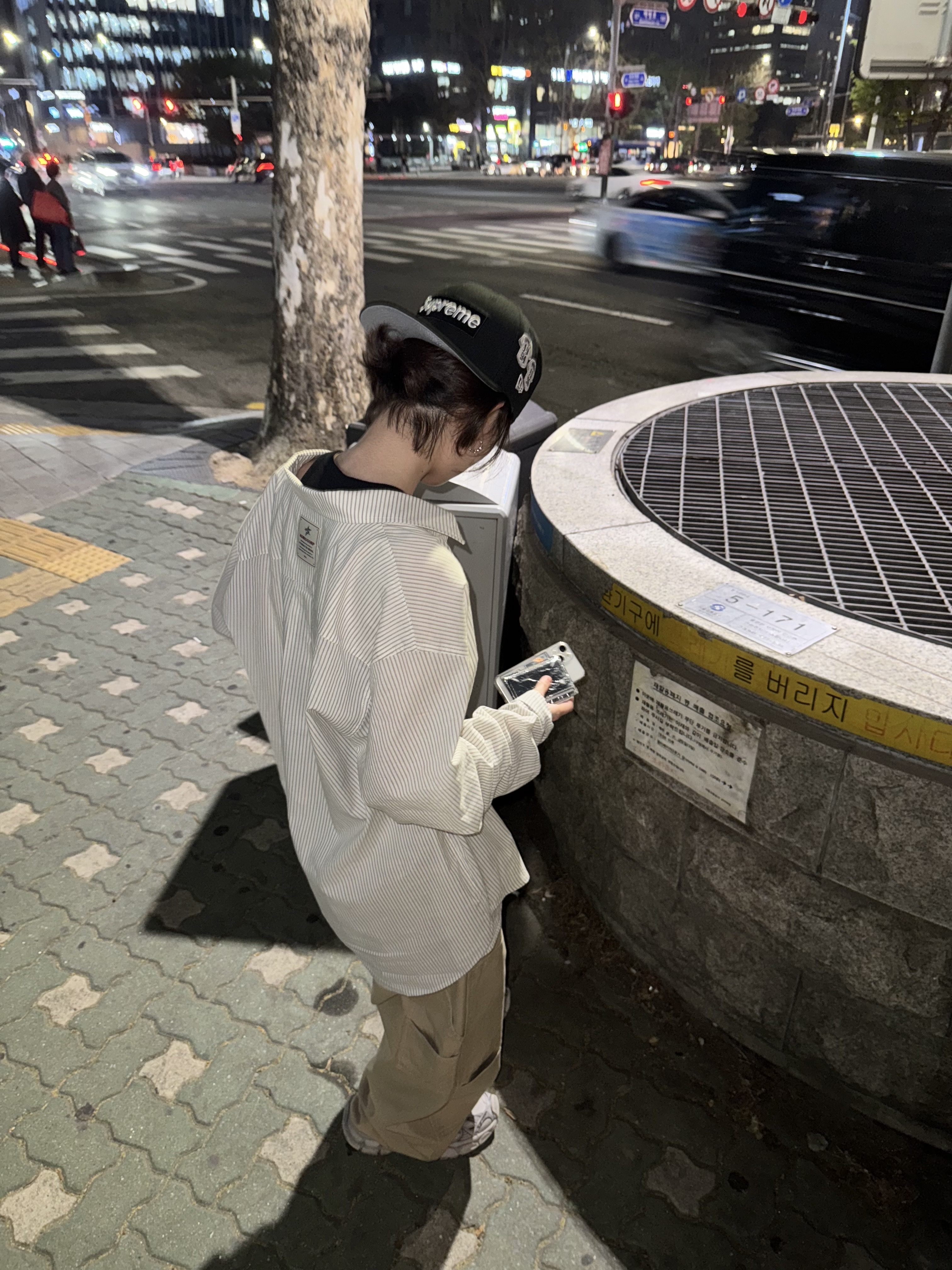 Supreme x New Era Jerseys Box Logo Black - 24FW, Aoiro Cutted Double Knee Pants Tan 착용 스타일 - 1