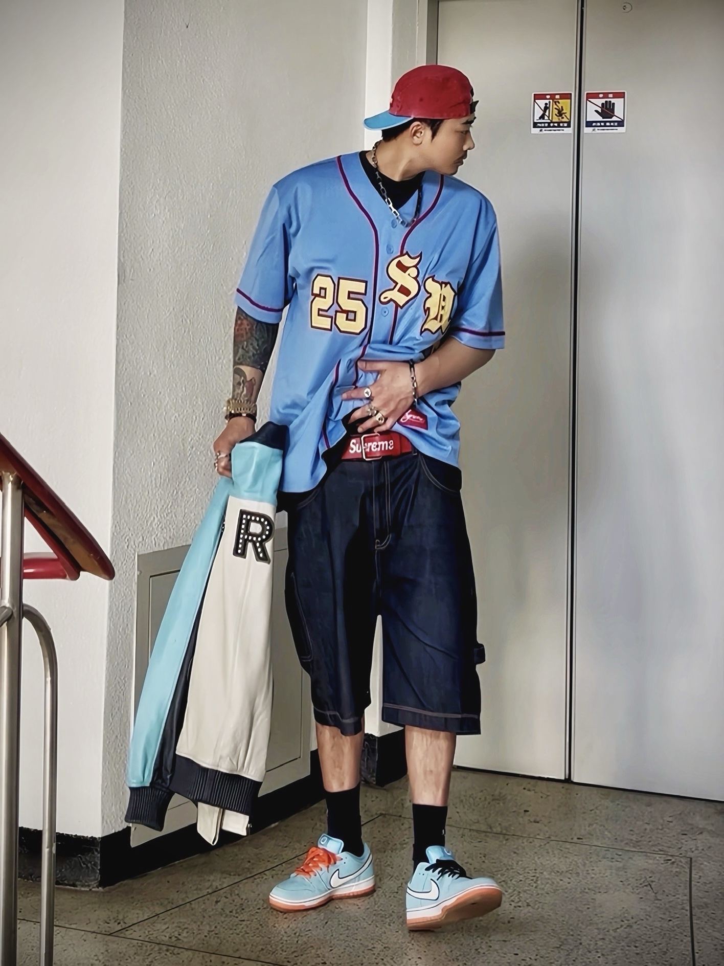 Supreme Pigment 2-Tone Camp Cap Red - 24SS, Supreme Max B T-Shirt Black - 25SS 착용 스타일 - 1