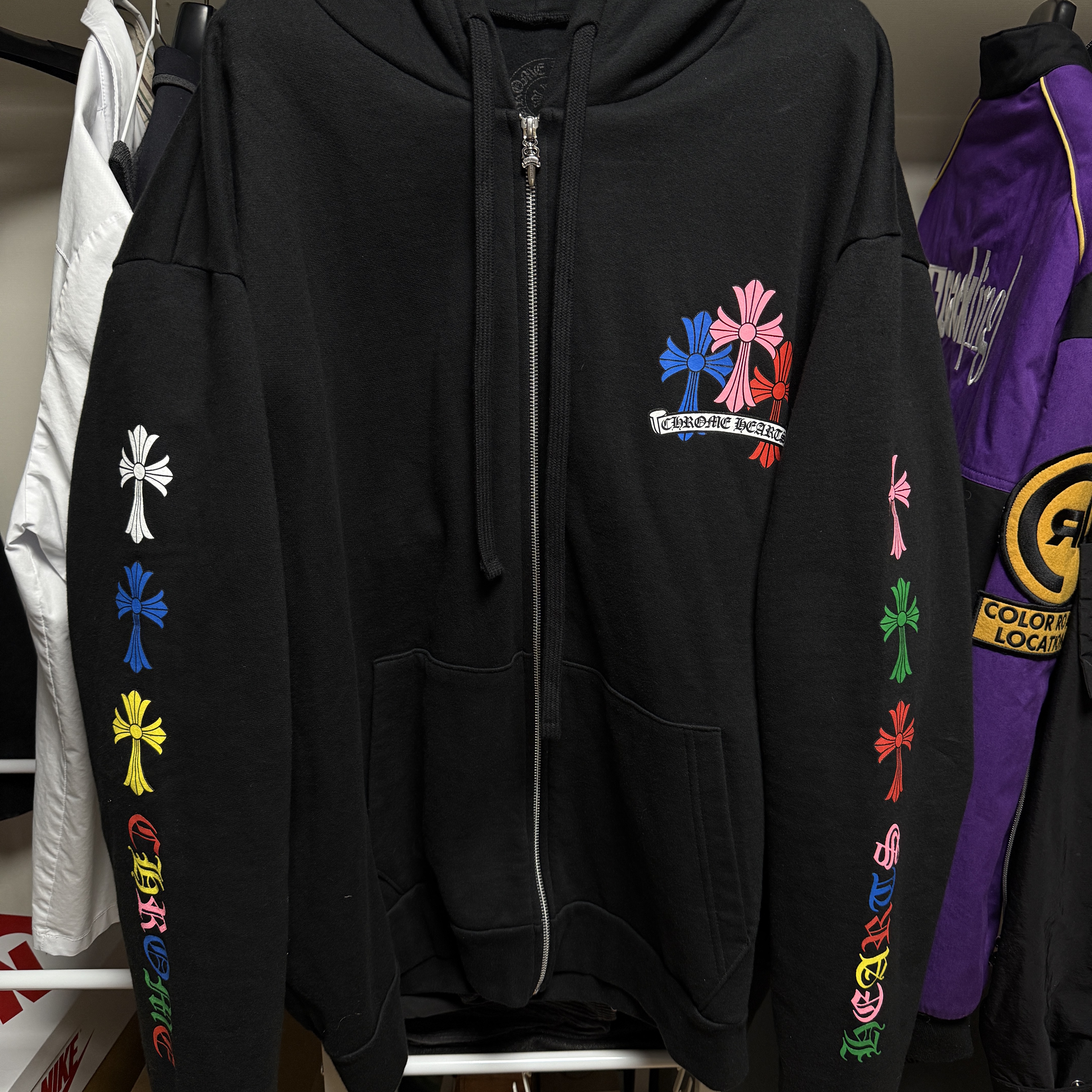 Chrome Hearts Camo Horseshoe Hoodie Black, Chrome Hearts Multi Color Cross Fleece Zip-Up Hoodie Black 착용 스타일 - 2
