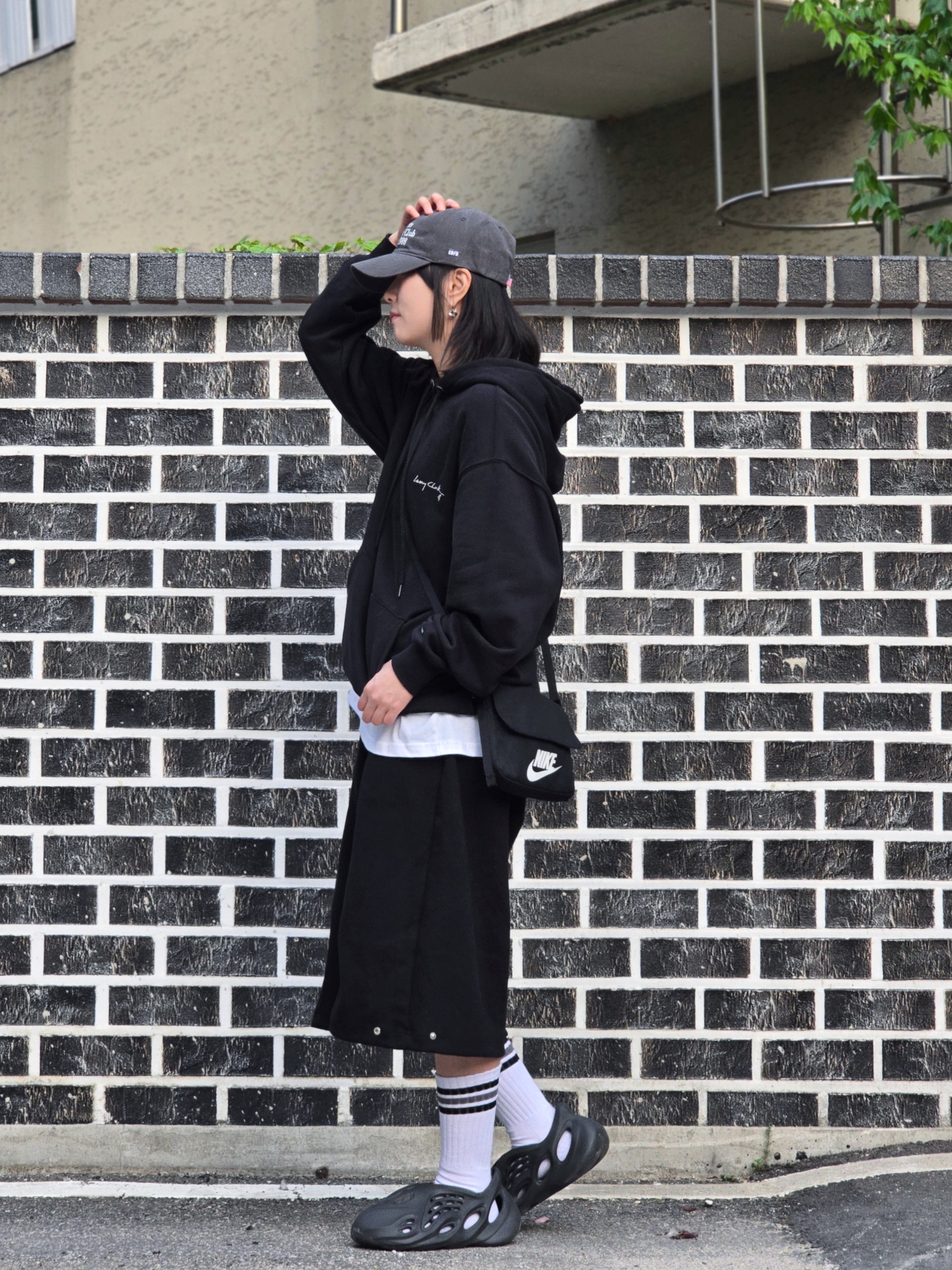 Adidas Yeezy Foam RNNR Onyx, Nike NSW Futura 365 Crossbody Bag 3L Black 착용 스타일