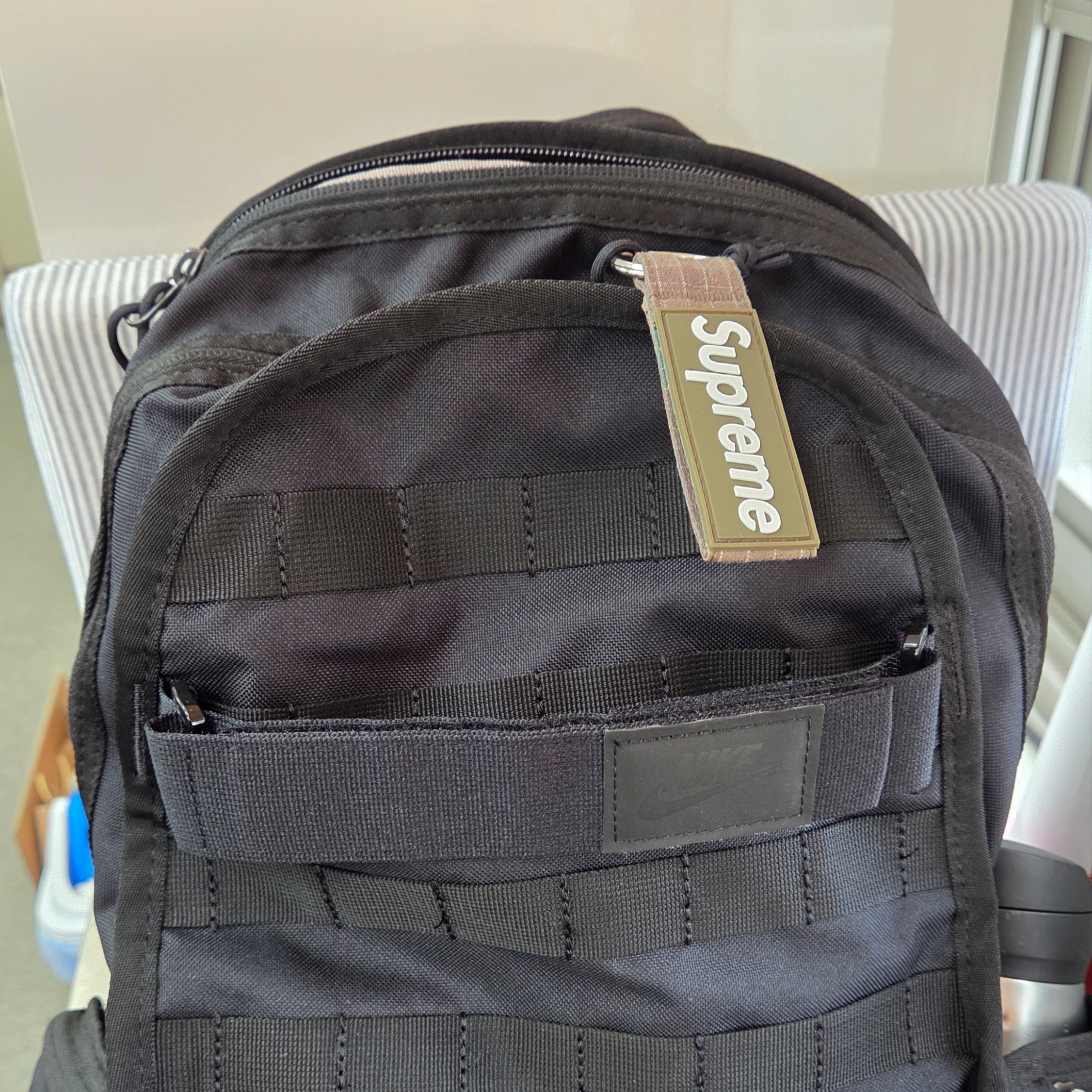 Nike NSW RPM Backpack 26L Black, Supreme Ripstop Keychain Woodland Camo - 24SS 착용 스타일