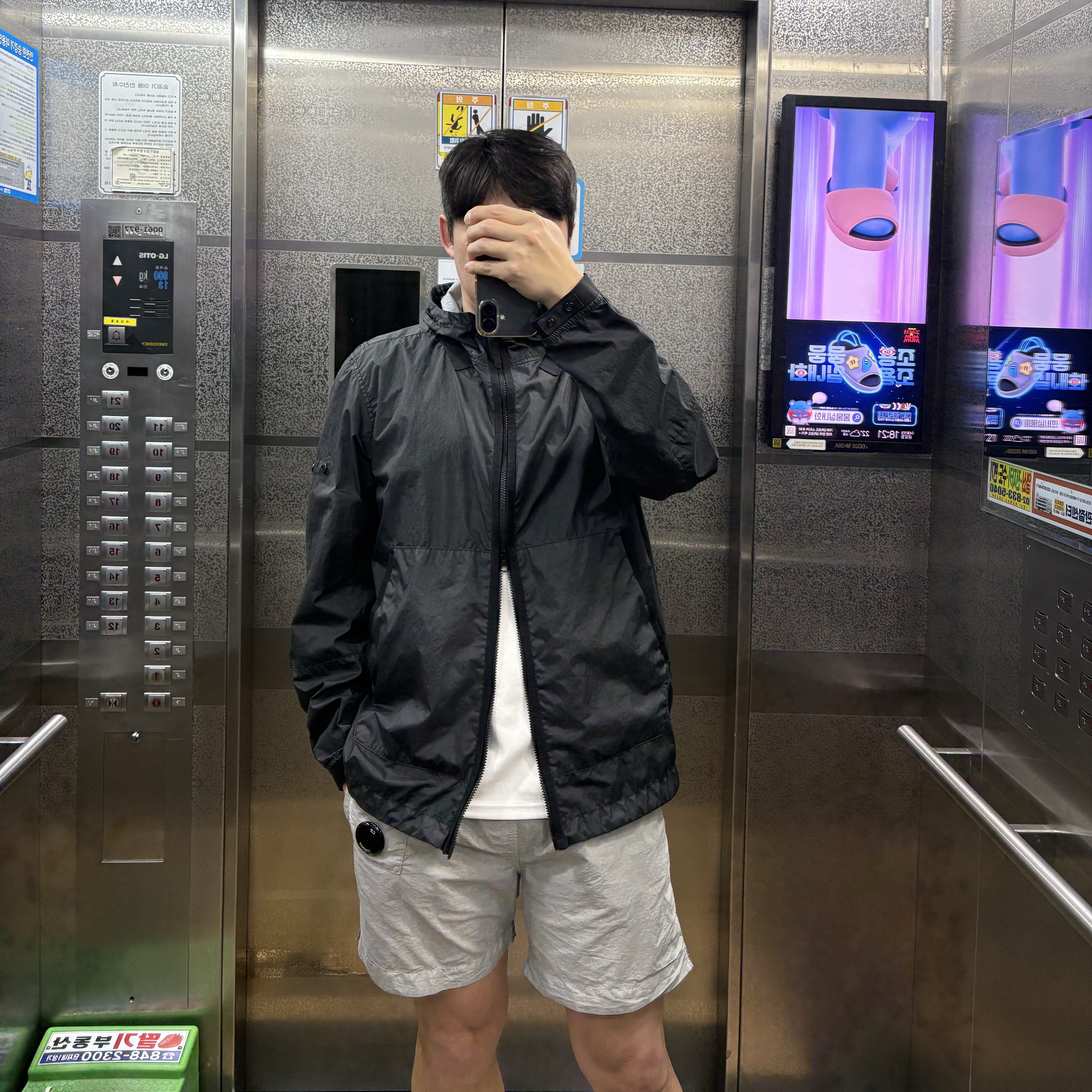 Stone Island 40523 Membrana 3L TC Jacket Black - 21SS, C.P. Company Flatt Nylon Auxiliary Pocket Swim Shorts Flint Grey - 23SS 착용 스타일
