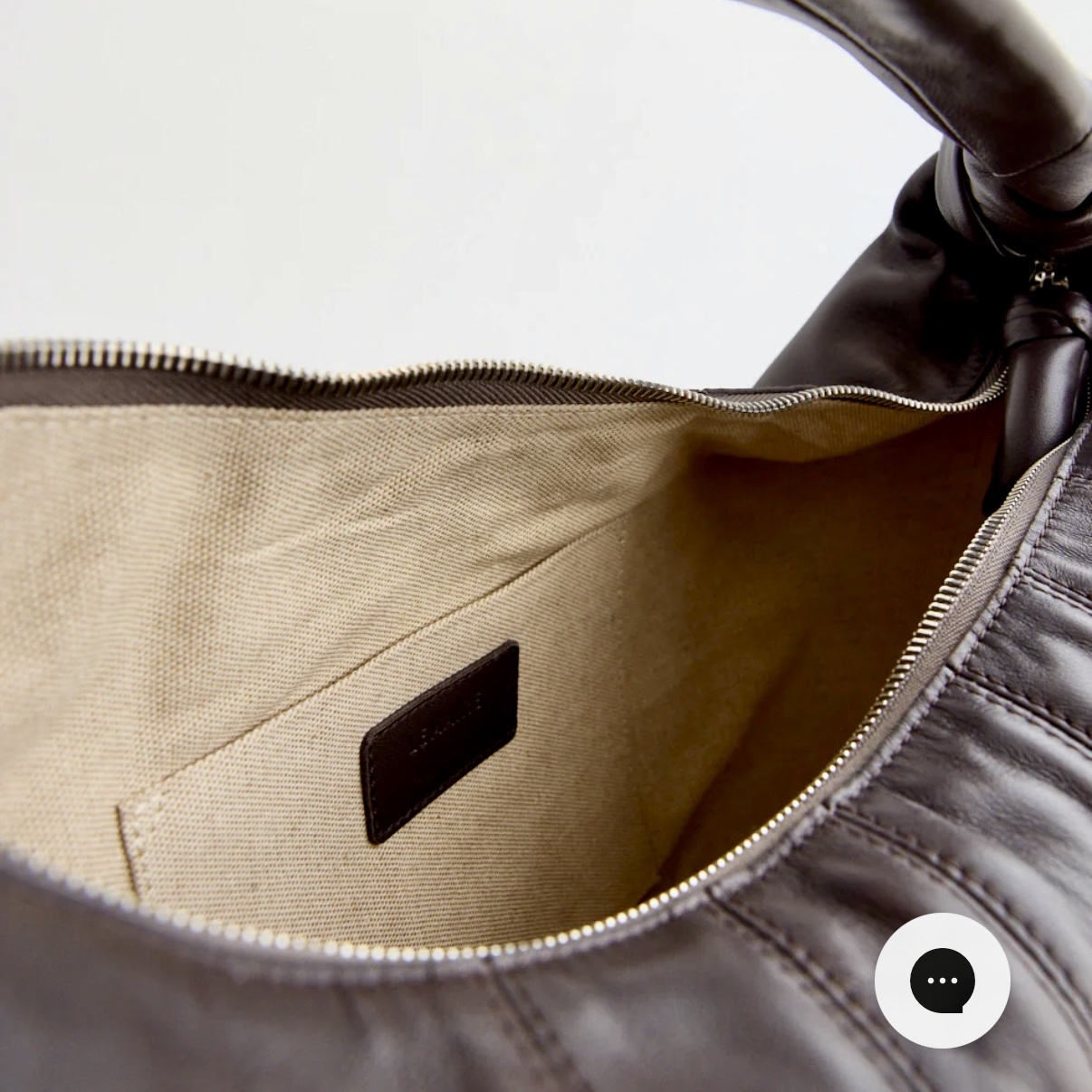 Lemaire Fortune Croissant Bag Soft Nappa Leather Mink, Lemaire Fortune Croissant Bag Soft Nappa Leather Black 착용 스타일 - 2